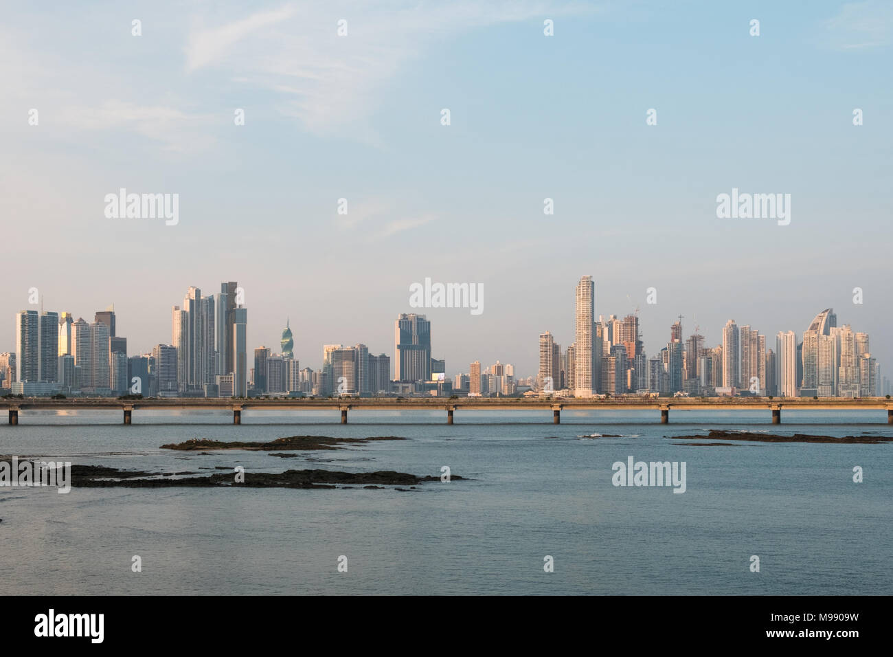 Panorama del horizonte de la ciudad moderna de Ciudad de Panamá - Foto de stock