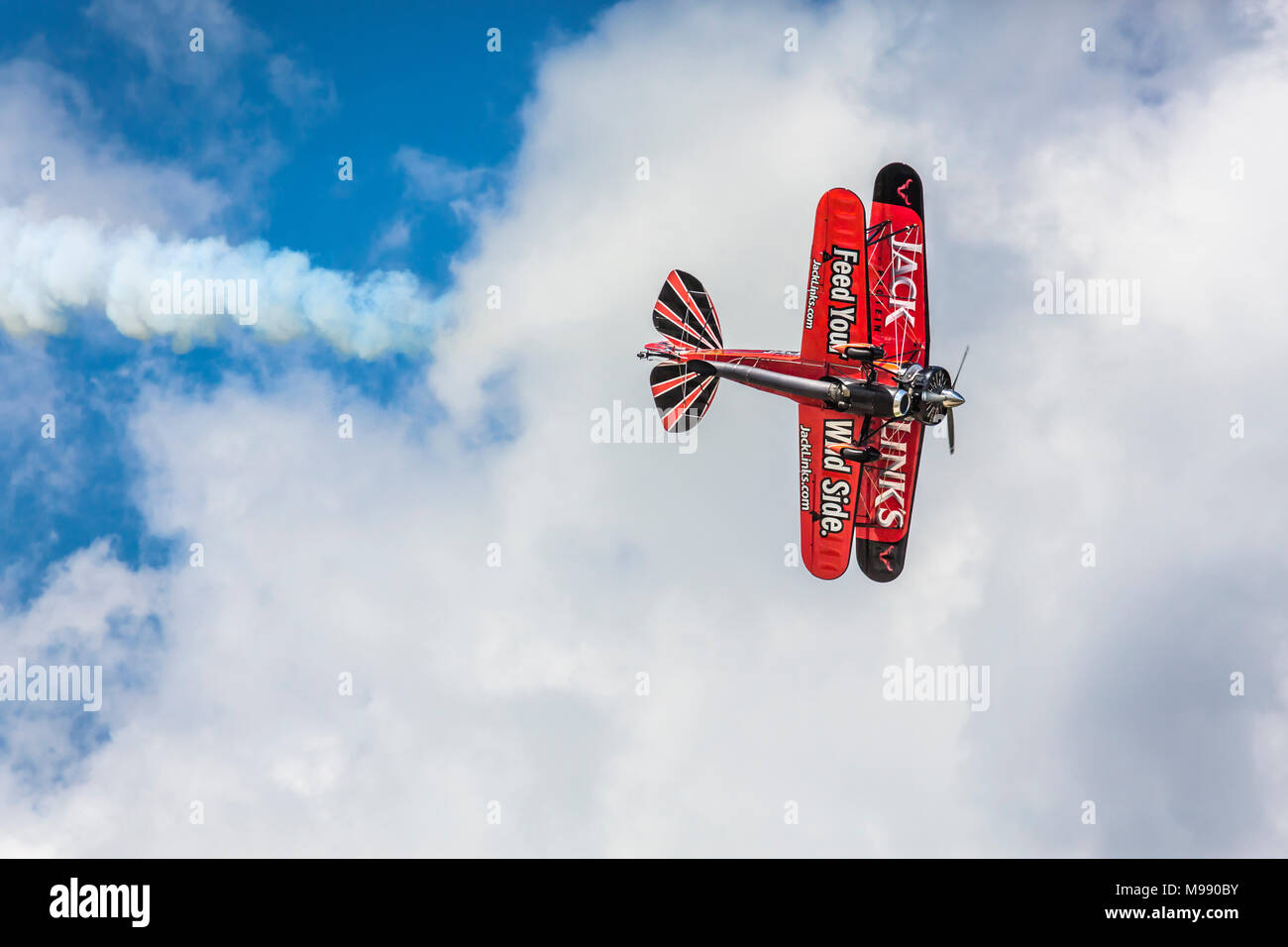 La toma de aire de Waco Enlaces acrobat en vuelo en el 2017 Airshow en Duluth, Minnesota, USA. Foto de stock