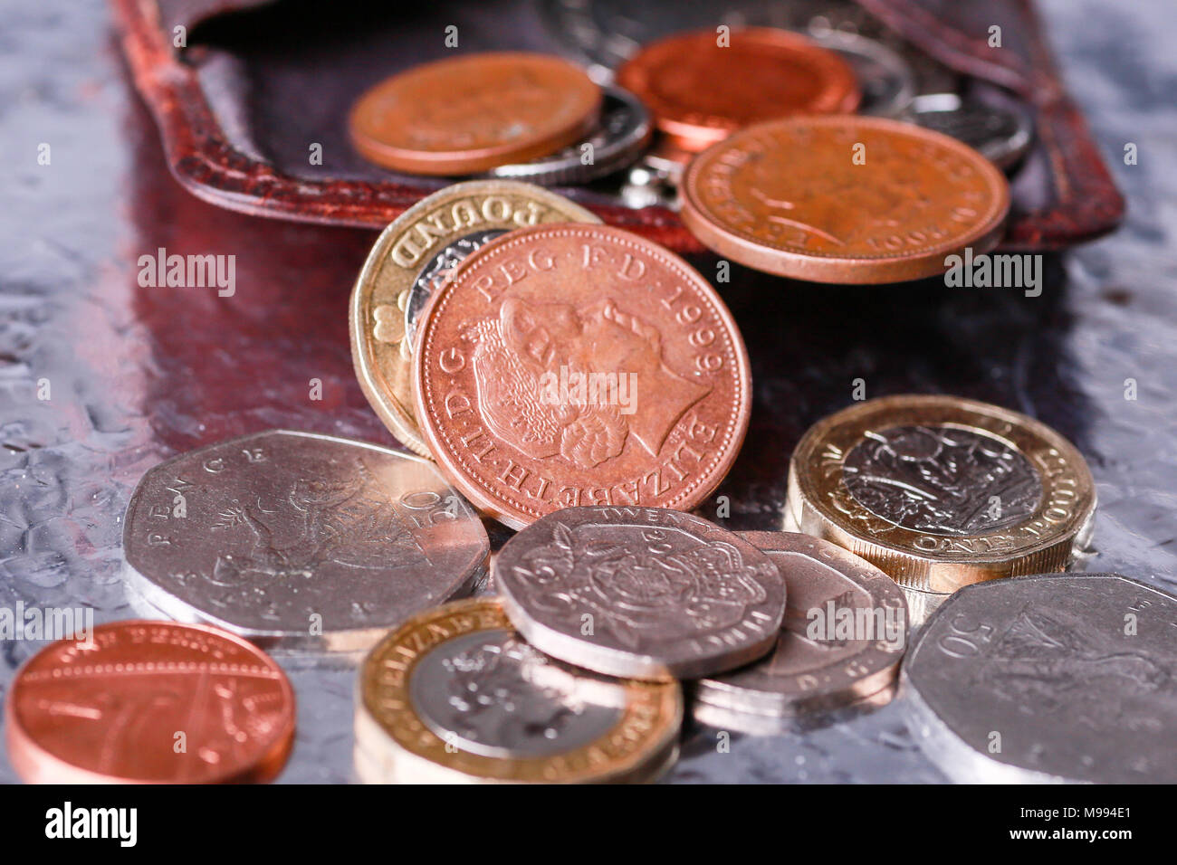 Una pequeña cartera o monedero de cambio en cuero con monedas en el  interior Fotografía de stock - Alamy