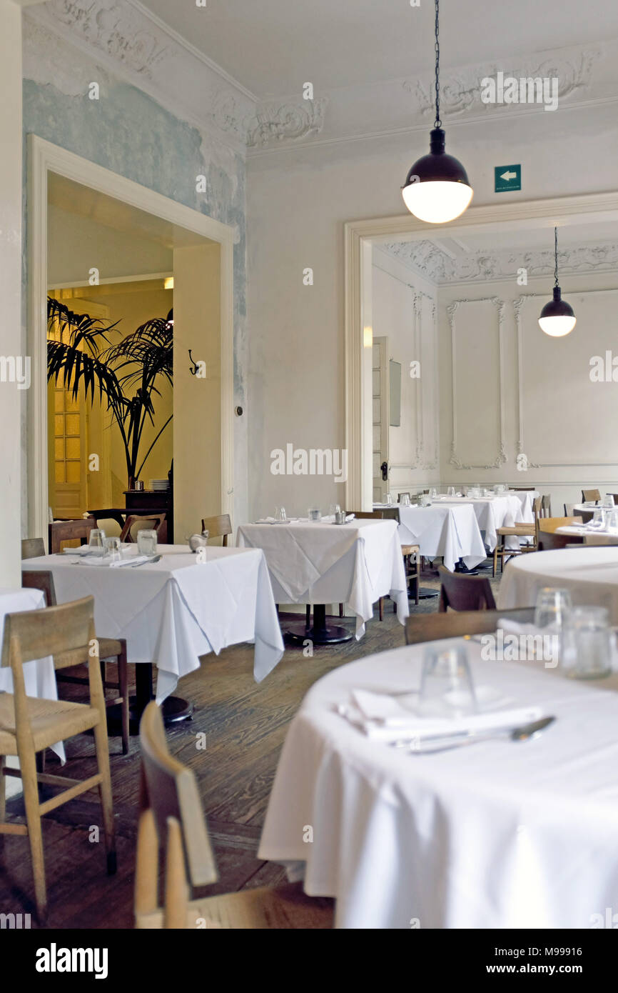 Se Prepara Una Mesa De Comedor Redonda Con Mantel Blanco Y Servilletas De Tela  Para Un Banquete Para Varias Personas Fotos, retratos, imágenes y  fotografía de archivo libres de derecho. Image 178268077