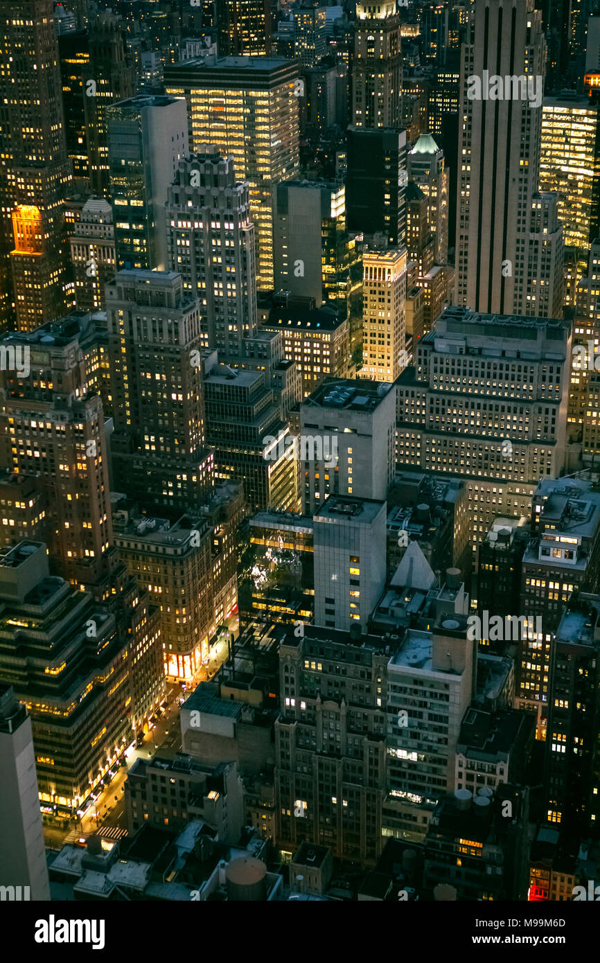 Los Estados Unidos, Nueva York, Manhattan, edificios de gran altura en la noche Foto de stock