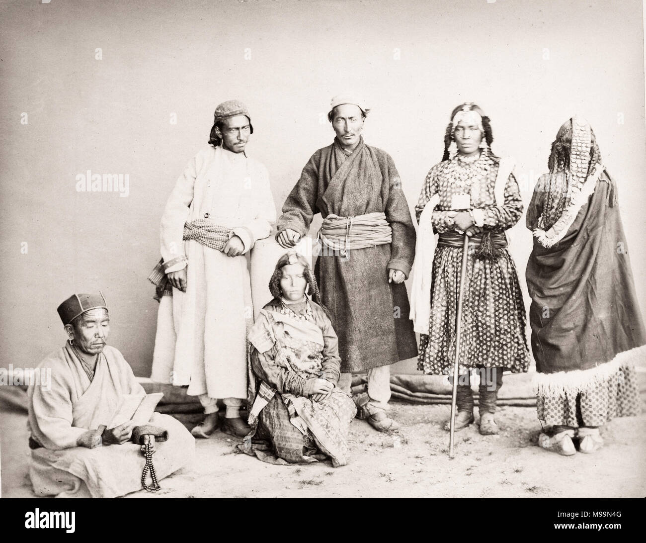 Vintage del siglo xix fotografía India - grupo de personas de Tíbet Pastor tibetano y Robertson, 1860 Foto de stock