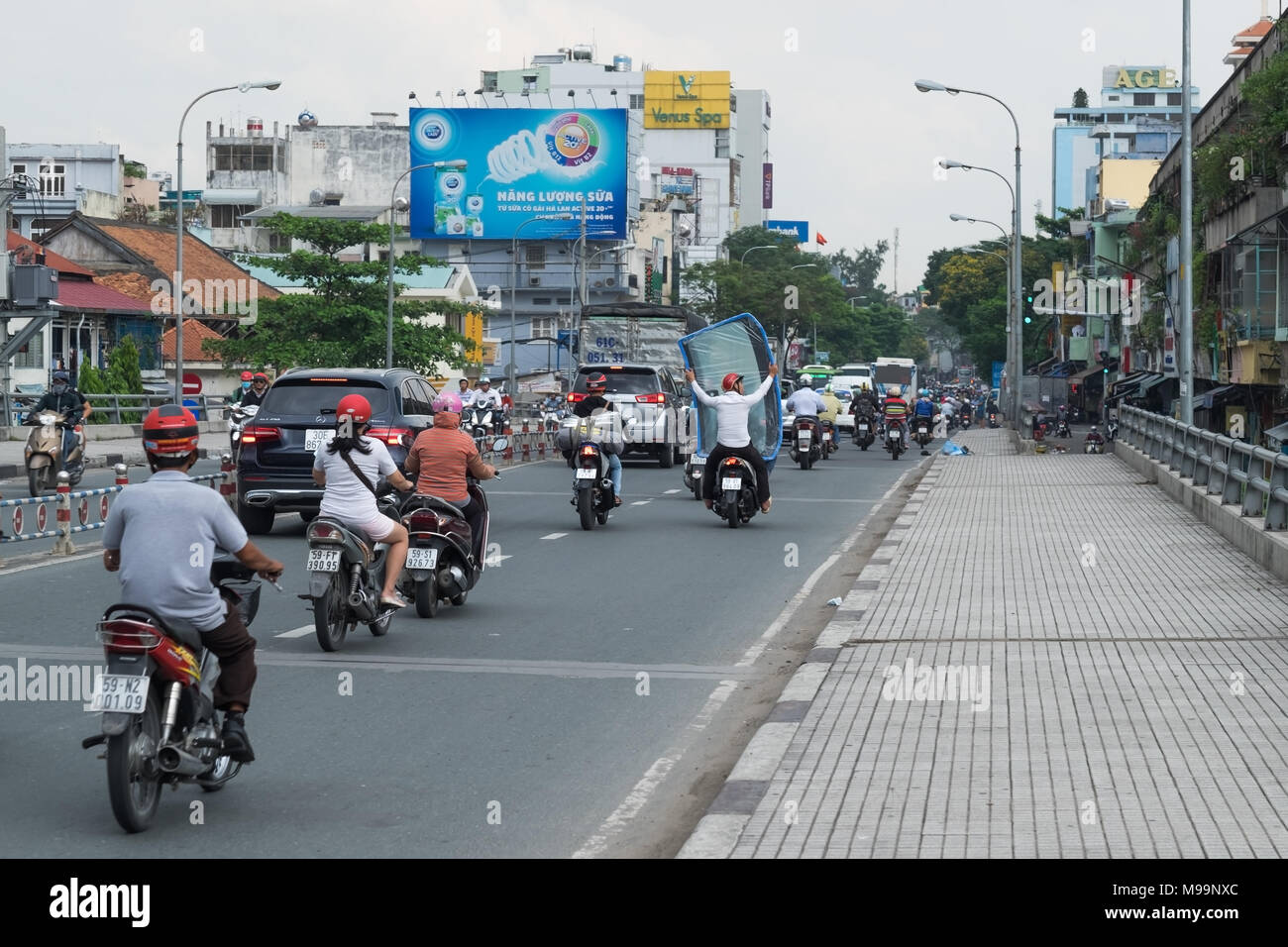 HO CHI MINH, Saigón, Vietnam - 5 de diciembre de 2017 : El tráfico por carretera en Saigón, Vietnam. Foto de stock