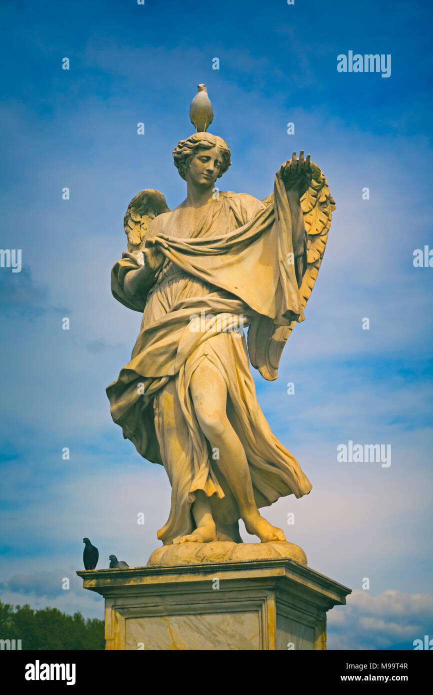 Roma, Italia. Ángel con el Sudarium o velo de la Verónica, esculpida por Cosimo Fancelli, 1620-1688, sobre el puente de Sant'Angelo. El centro histórico de Ro Foto de stock