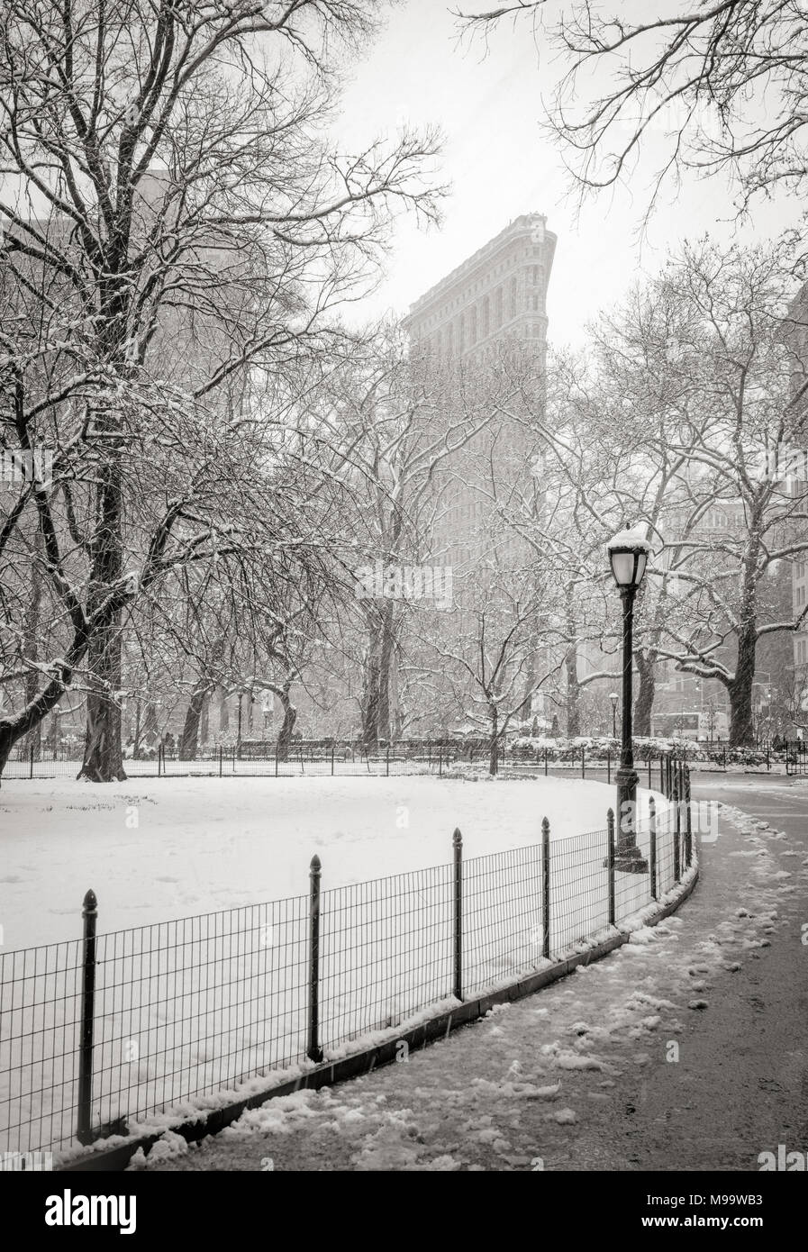 La Ciudad de Nueva York, NY, EE.UU. - Marzo 21, 2018: Edificio Flatiron de Madison Square Park con nevadas. (Black & White) distrito Flatiron, Manhattan Foto de stock