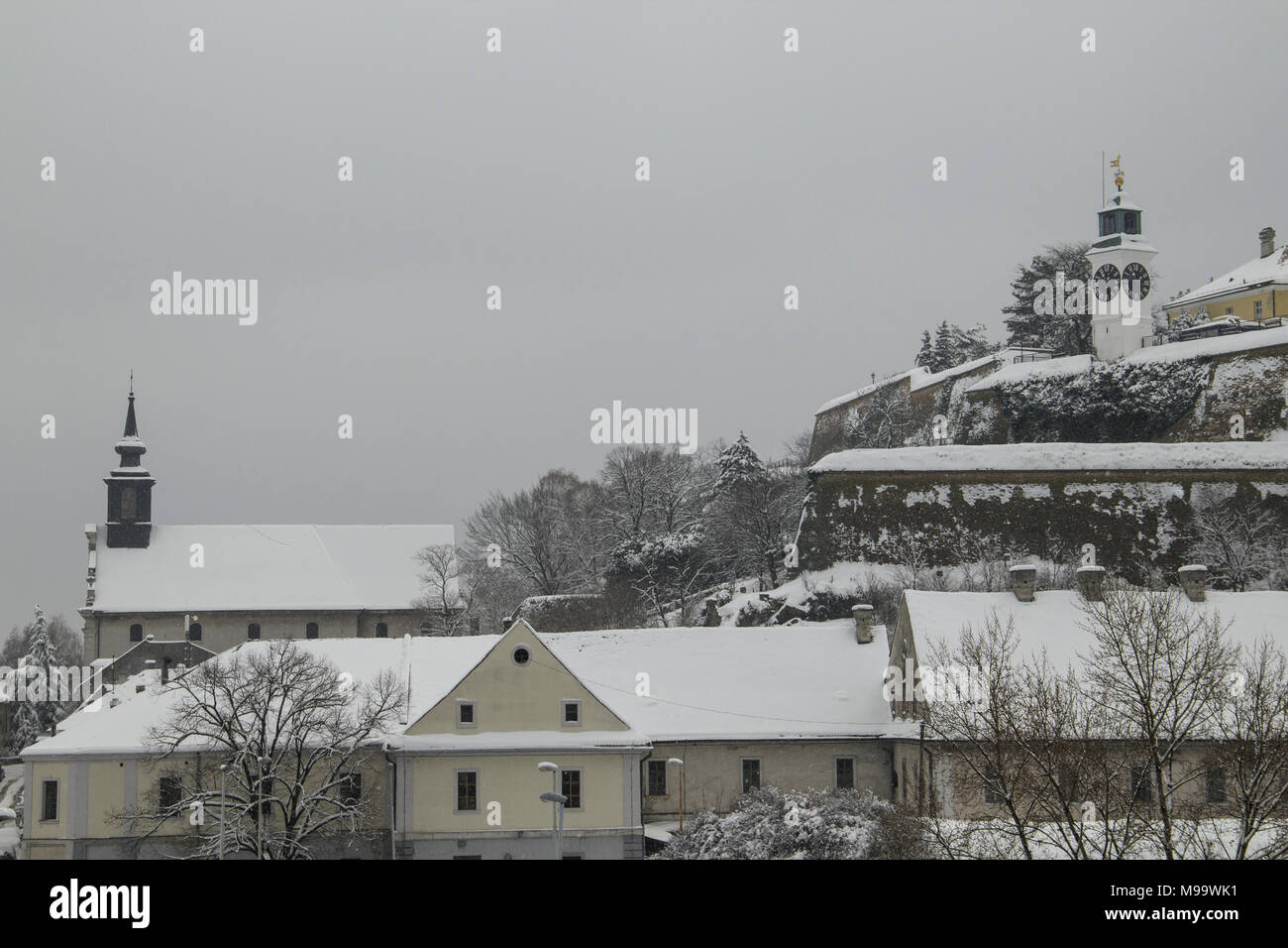 La fortaleza de Petrovaradin, debajo de la nieve Foto de stock