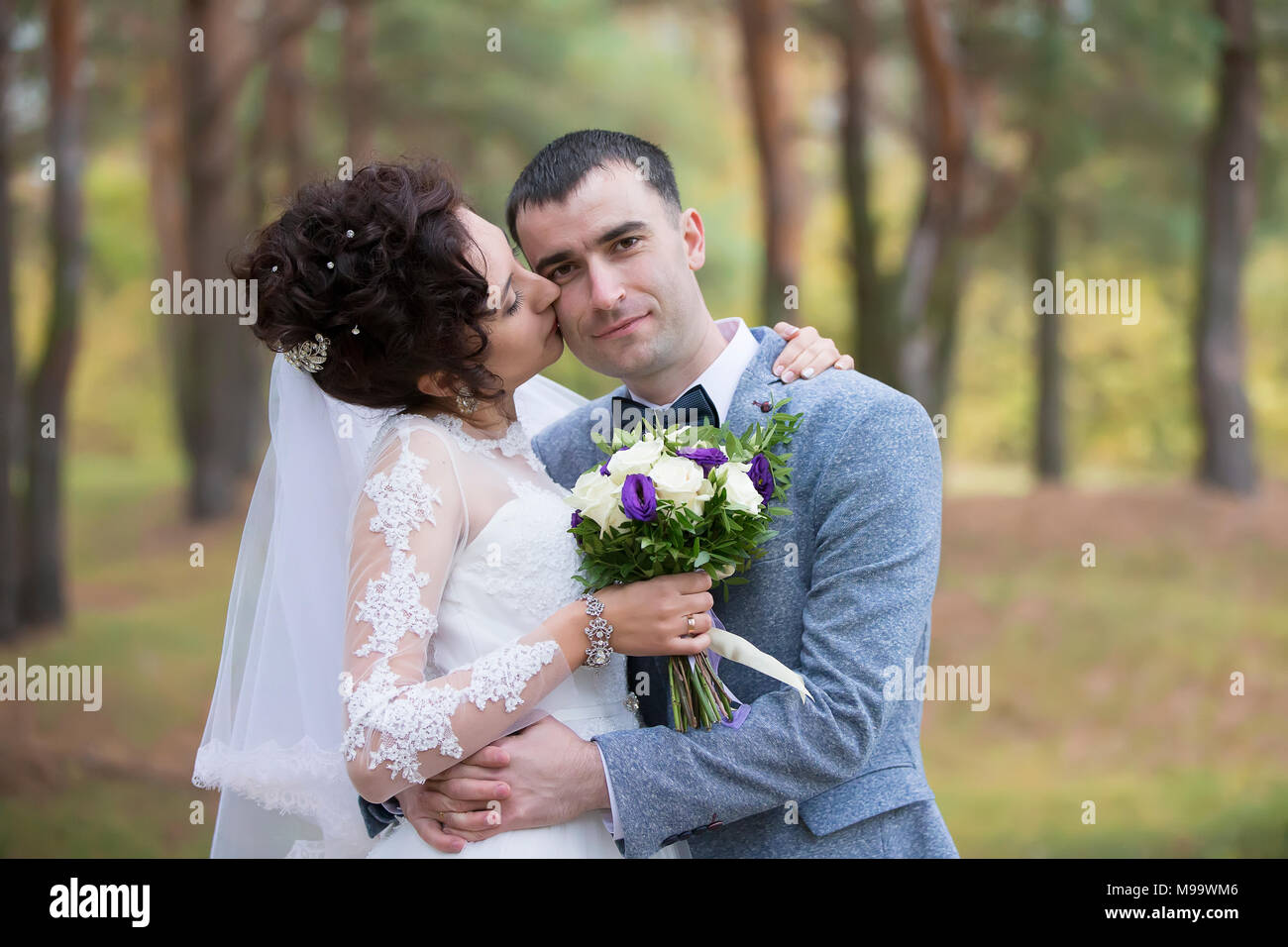 Belarus Gomel 7 De Octubre De 2017 Dia De La Boda La Novia Y El Novio En Una Boda Caminata En La Naturaleza Viaje De Bodas Fotografia De Stock Alamy
