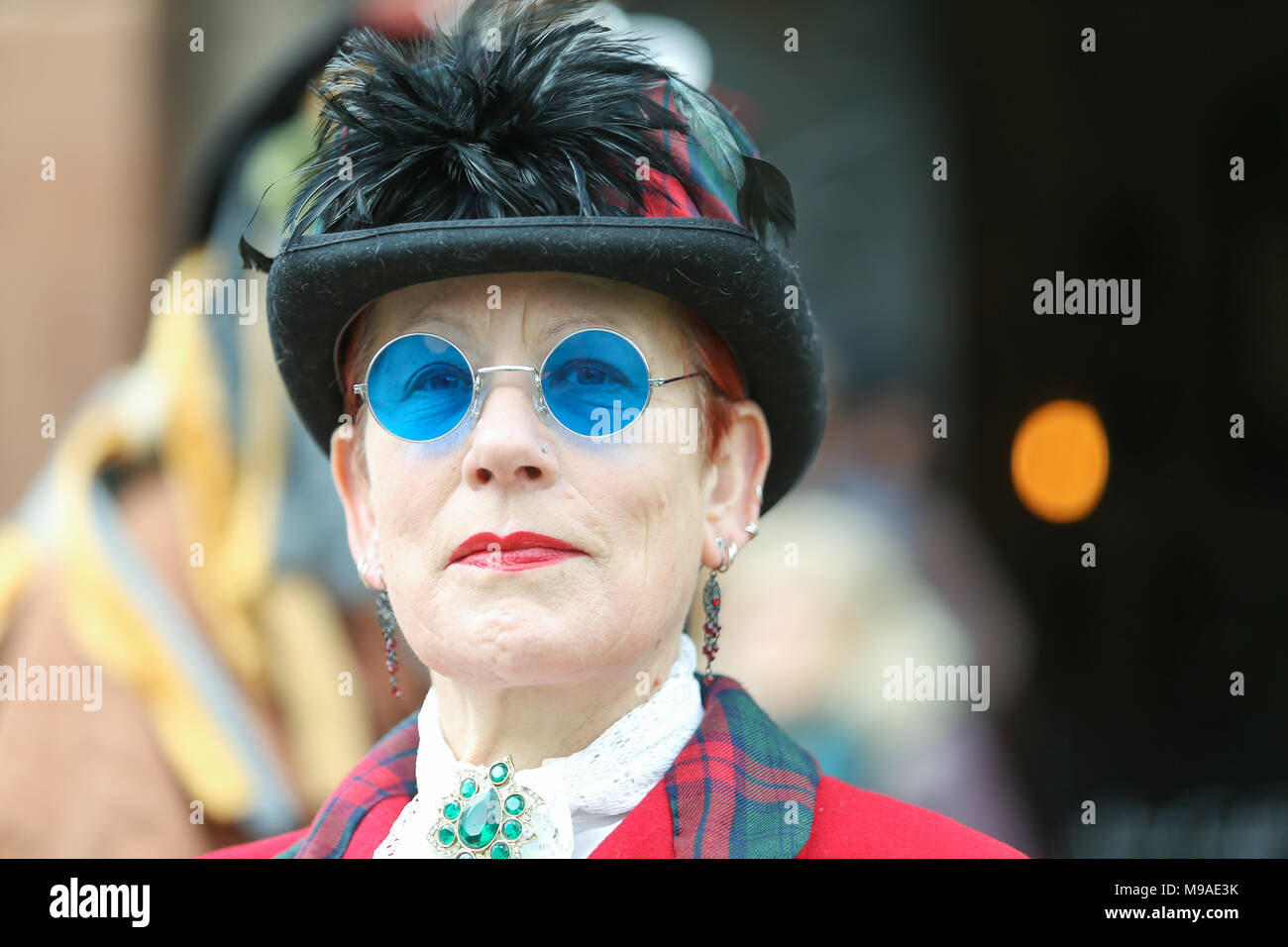Señora vistiendo ropa estilo steampunk tintada azul y gafas de sol.  Steampunk es un estilo de moda que combina elementos históricos y  tecnología anacrónica, a menudo inspiradas en la ciencia ficción de