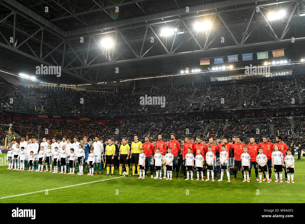 Futbol Partido Amistoso Alemania Vs Espana 23 De Marzo De 2018 En La Arena De Esprit Duesseldorf Alemania Los Jugadores Cantando El Himno Nacional Antes Del Partido Foto Federico Gambarini Dpa Fotografia De
