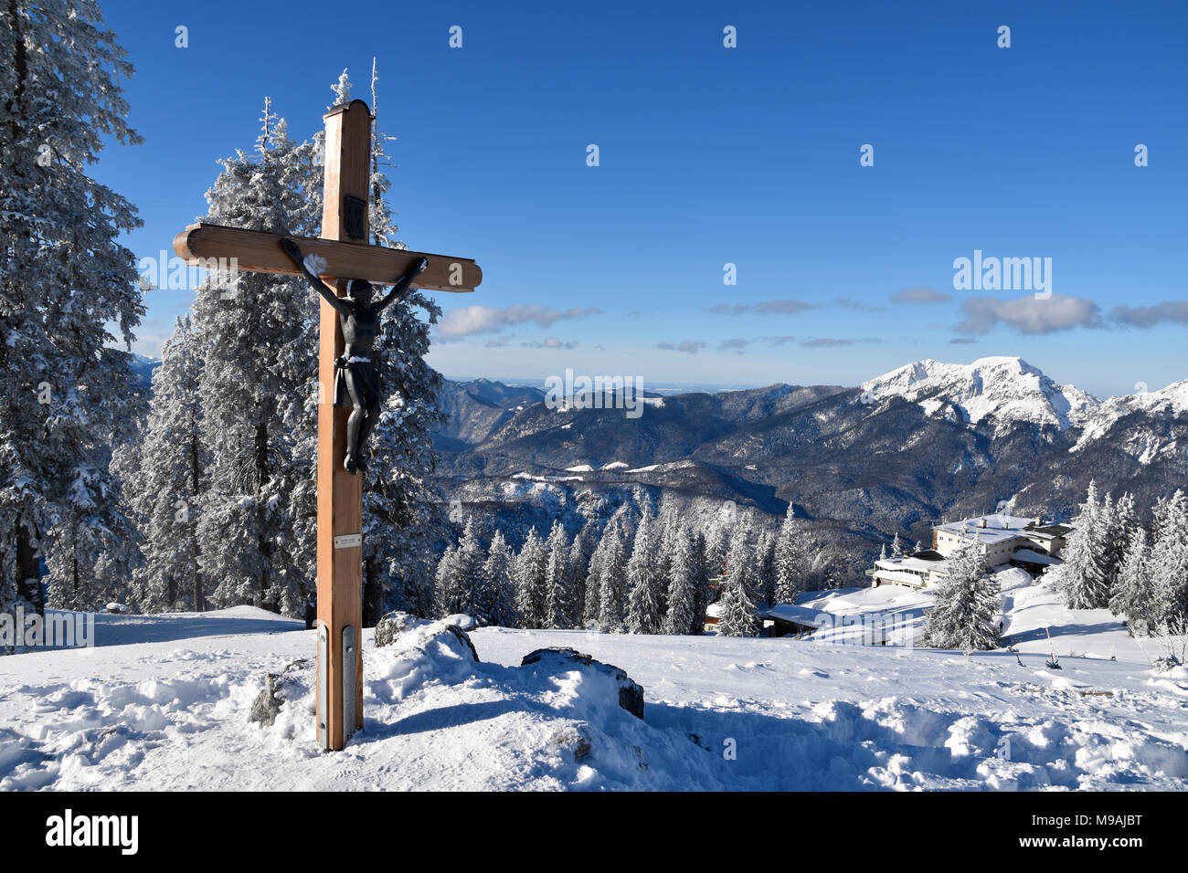 Soy Gipfelkreuz Predigtstuhl auf dem Berg Foto de stock