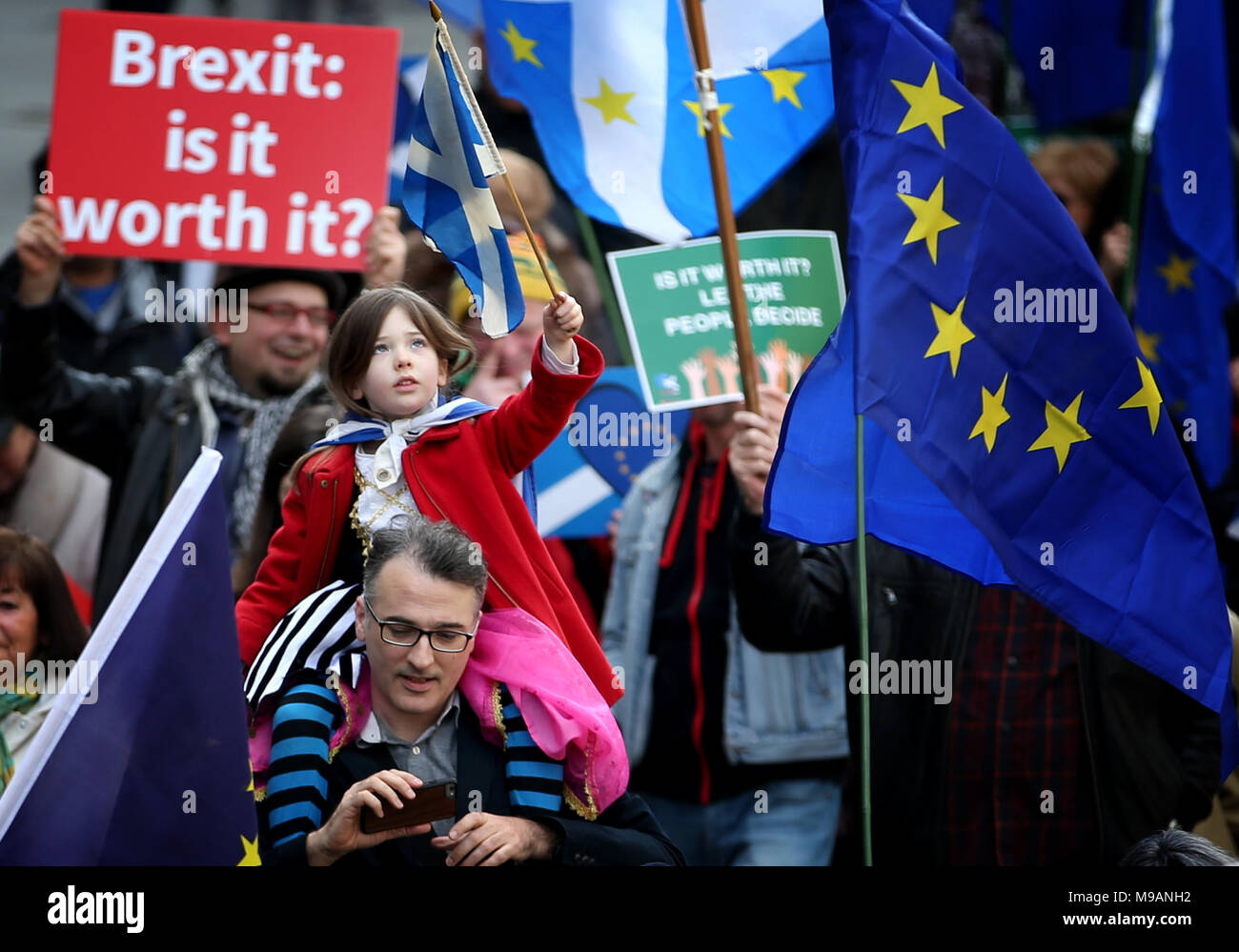 Manifestantes en una marcha de protesta Brexit en Edimburgo, que está exigiendo una votación final sobre el Brexit tratar. Foto de stock