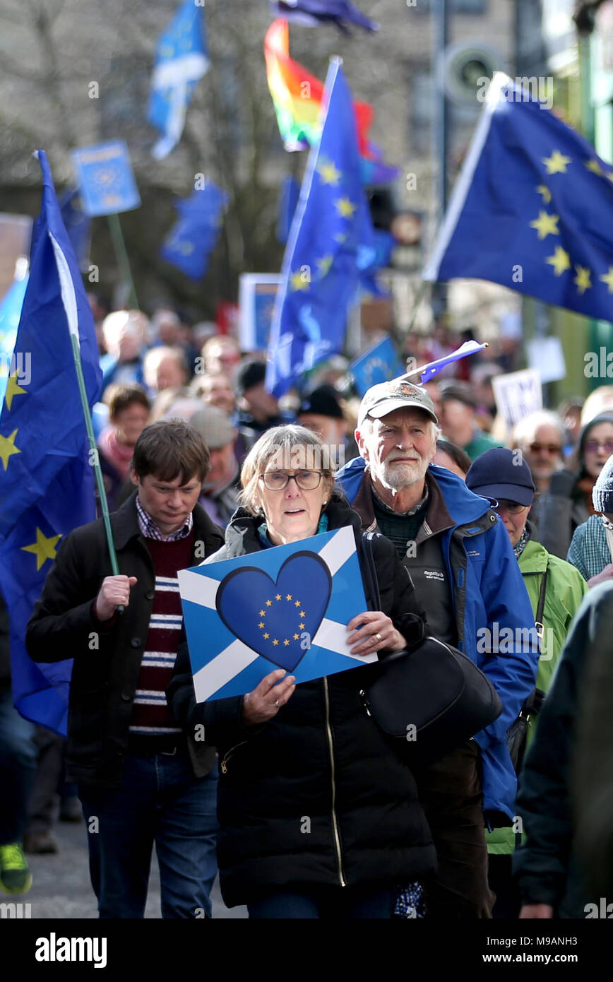 Manifestantes en una marcha de protesta Brexit en Edimburgo, que está exigiendo una votación final sobre el Brexit tratar. Foto de stock