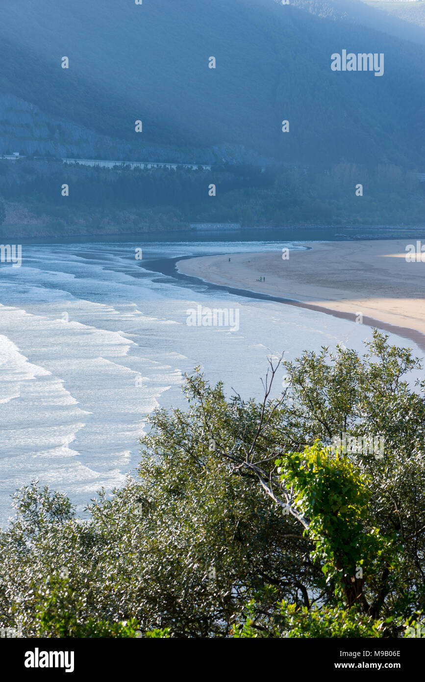 La playa de Sonabia Orion en Cantabria Foto de stock