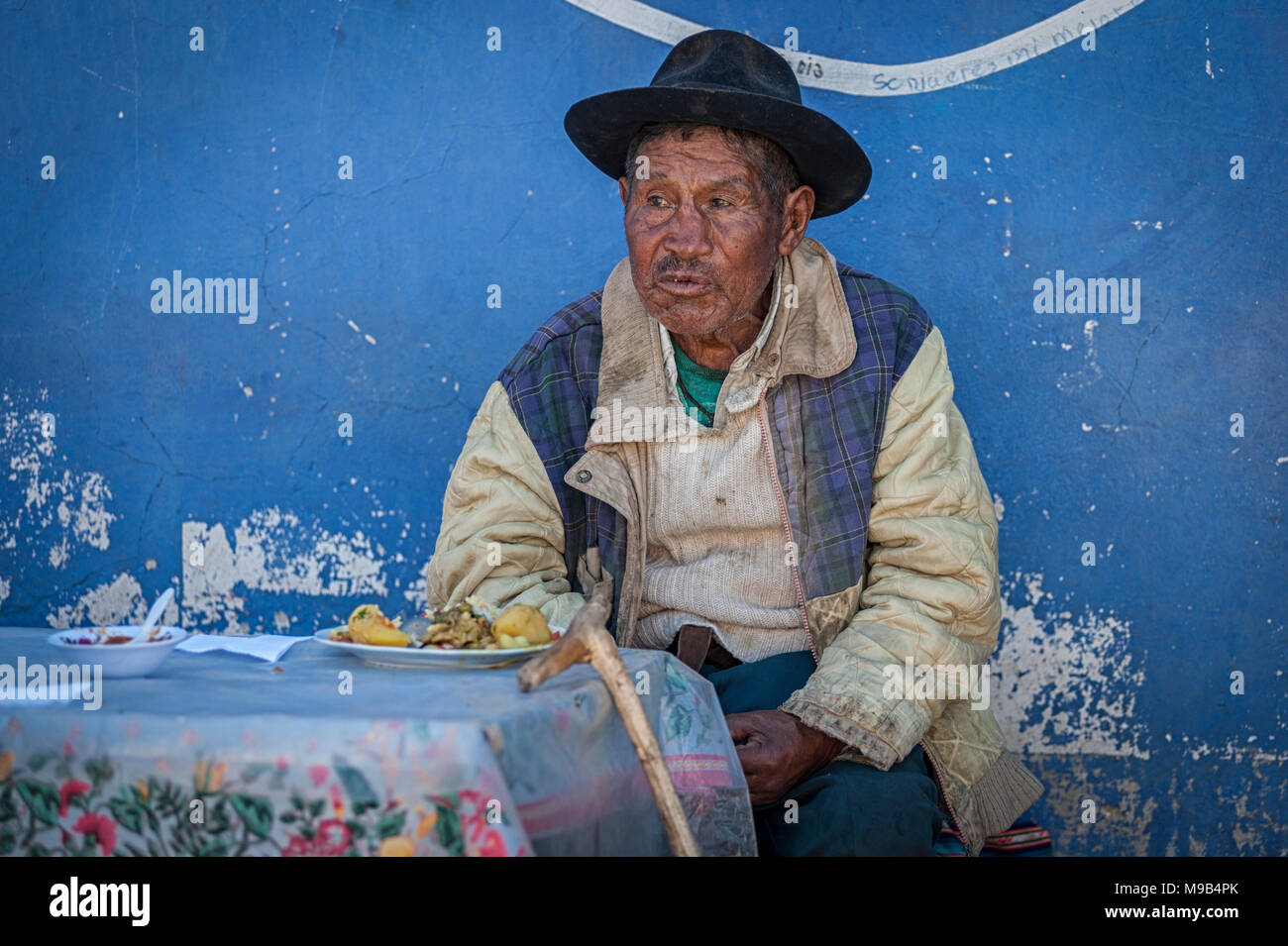 TARABUCO, BOLIVIA - Agosto 06, 2017: No Identificados Yampara indígena  hombre con ropa tradicional y el sombrero en el mercado dominical de  Tarabuco local Fotografía de stock - Alamy