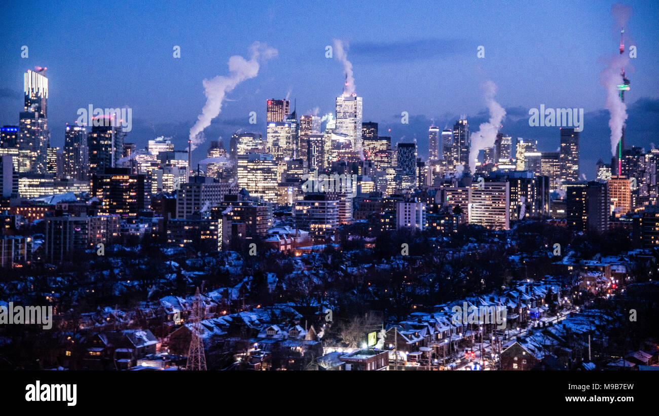 Vista nocturna de la ciudad de Toronto desde la Casa Loma, Ontario, Canadá Foto de stock
