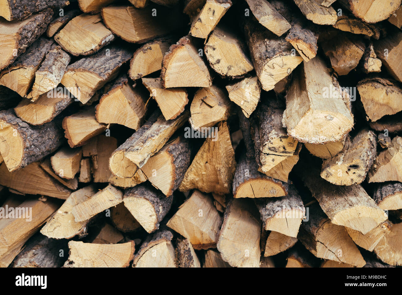 Pila de leña fondo de madera. Foto de stock