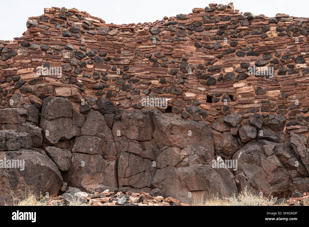 Fantástica con mampostería de piedra arenisca y Scoria, La Ciudadela de 1100 AD, Monumento Nacional Wupatki, Arizona Foto de stock