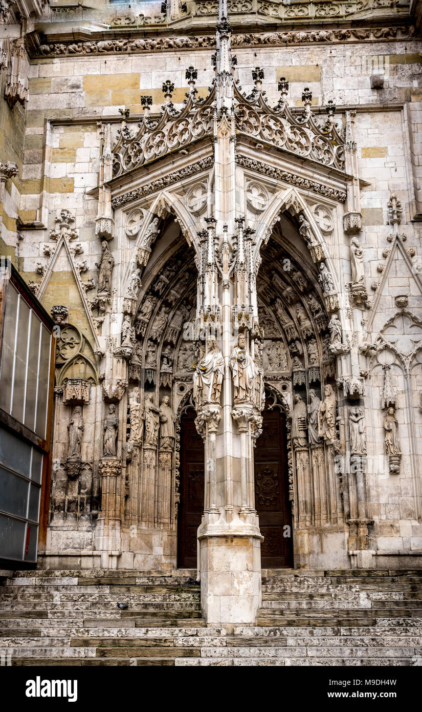 La puerta occidental de la Catedral de San Pedro, Regensburg Foto de stock