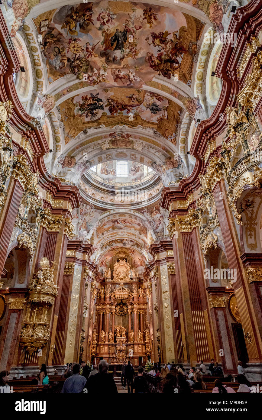 Interior, la Iglesia de la abadía de Melk en el Danubio R Foto de stock