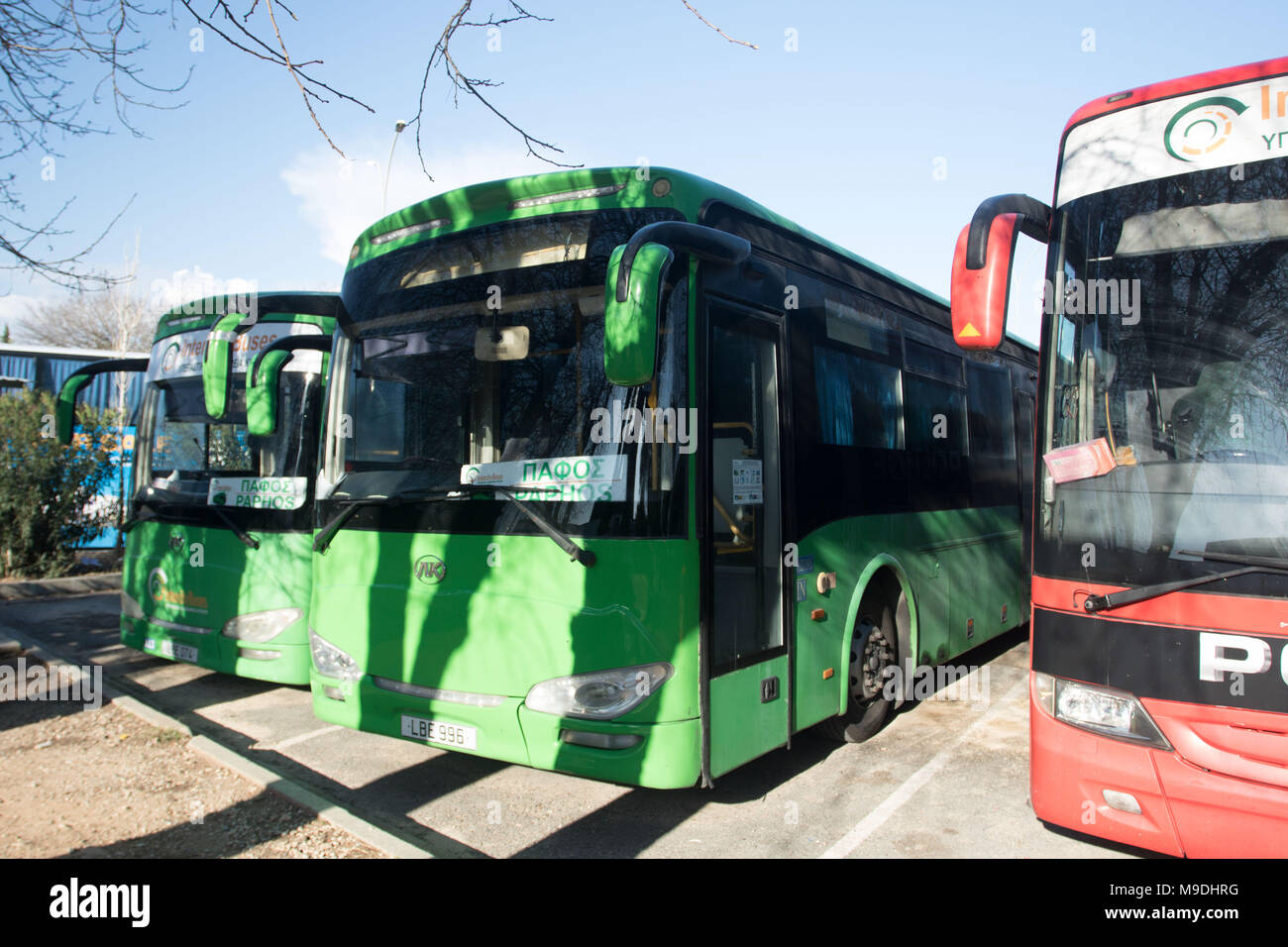 Autobuses interurbanos en el intercambiador de autobuses Karvella estación,  distrito de Paphos, en Chipre, el Mediterráneo, Europa Fotografía de stock  - Alamy