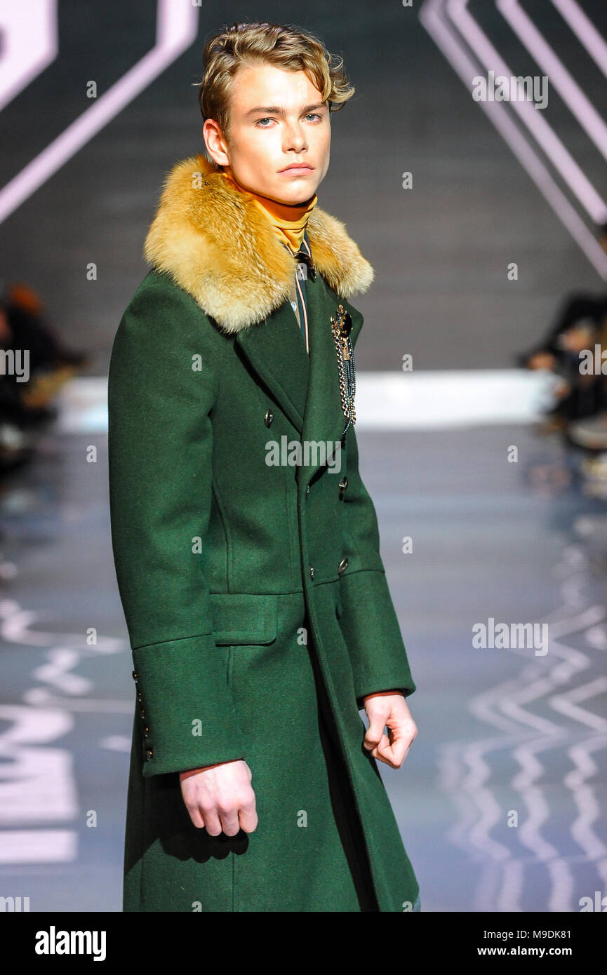 Los nuevos modelos representan la moda Otoño/Invierno 2018 ZIN MAYER  colección hombre durante la presentación de la pista en Toronto Men's  Fashion Week 2018 (del 9 al 11 de marzo de 2018