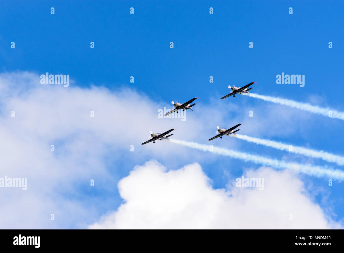 El equipo Aeroblades acrobático mostrar en el Salón Aeronáutico de Farnborough 2016 Foto de stock
