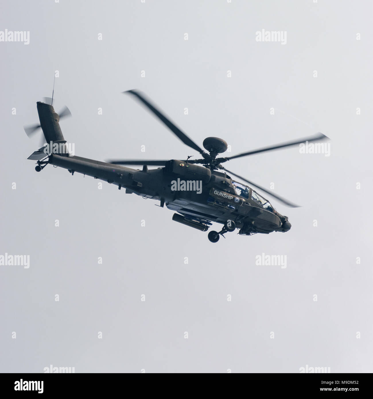 El salón Aeronáutico de Farnborough 2016: un helicóptero de combate Apache proporciona una demostración Foto de stock