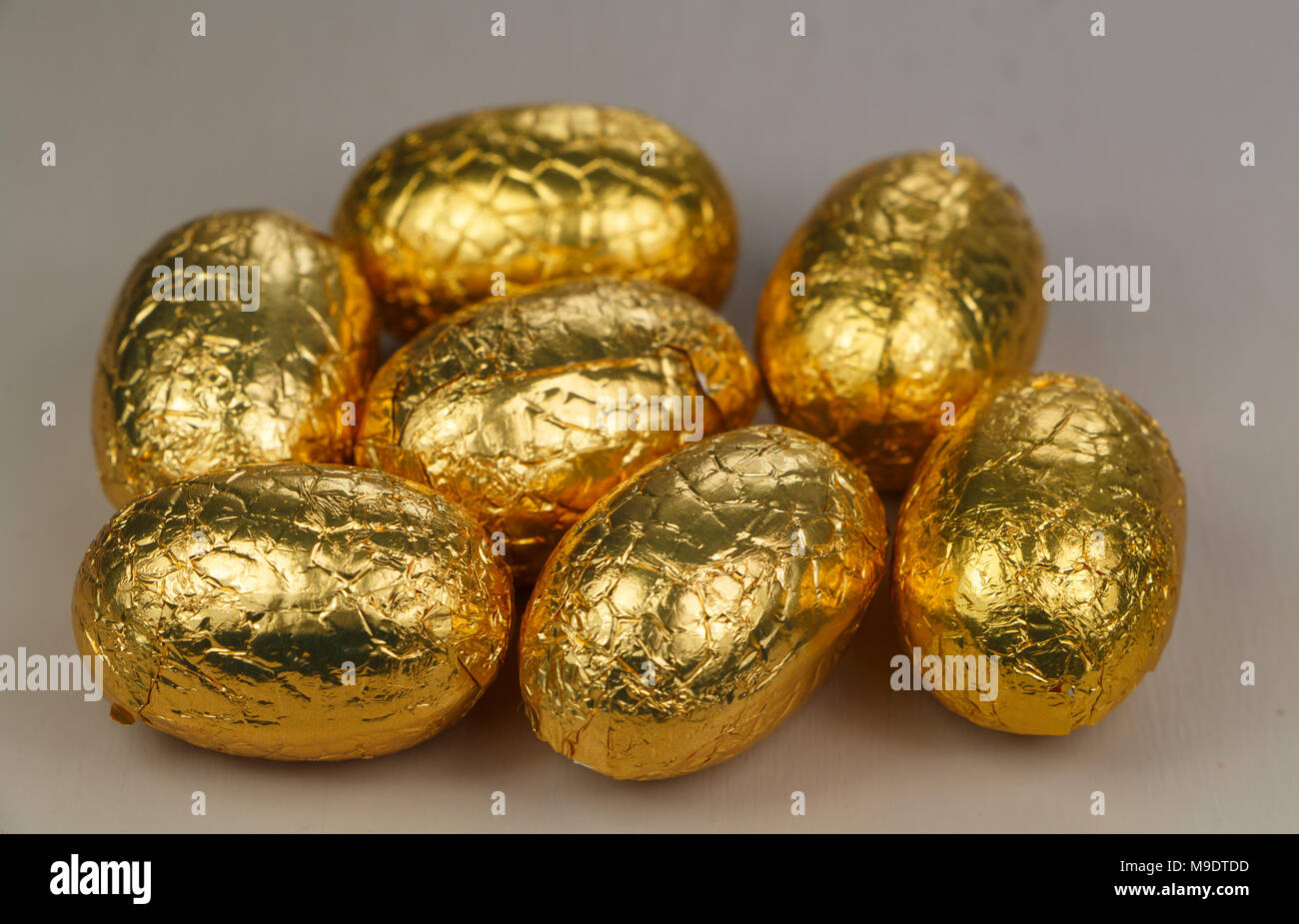Huevos de chocolate con papel de oro para la PASCUA Foto de stock