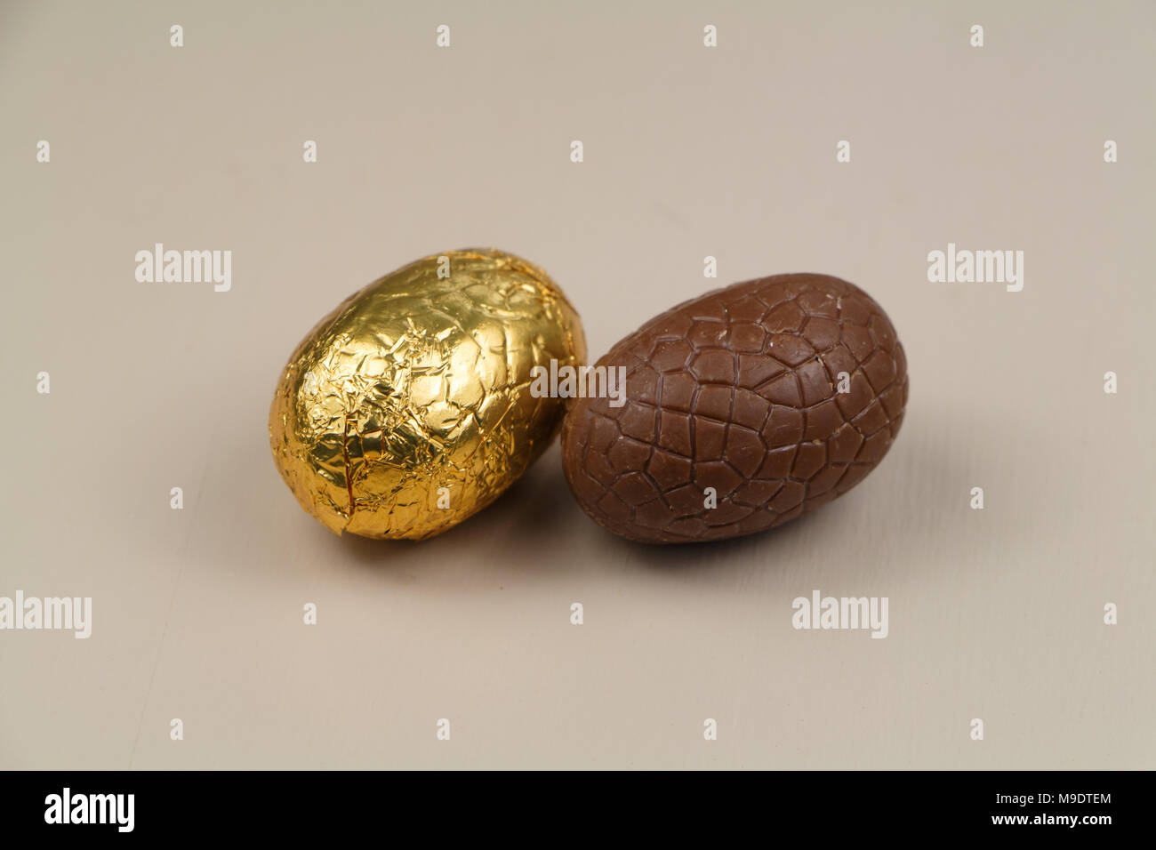 Huevos de chocolate con papel de oro para la PASCUA Foto de stock