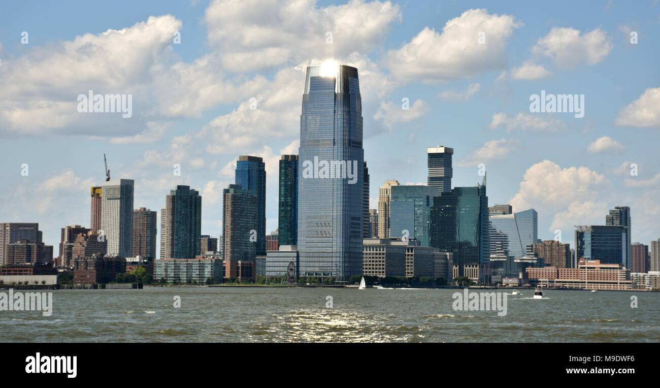La torre Goldman Sachs y el horizonte de la ciudad de Jersey. Foto de stock