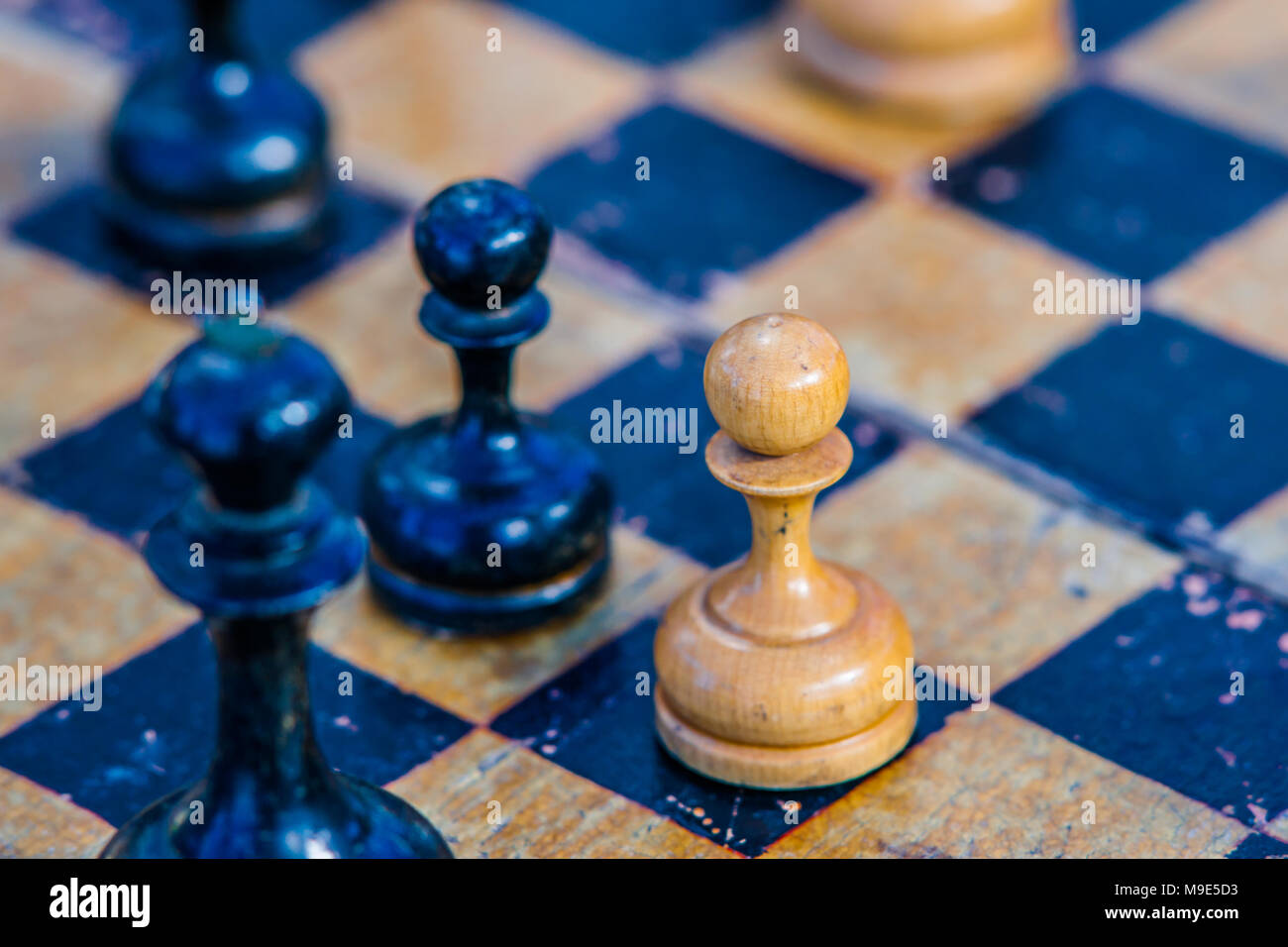 El entorno de color amarillo vibrante enmarca elegantemente el tablero de  ajedrez y sus piezas.
