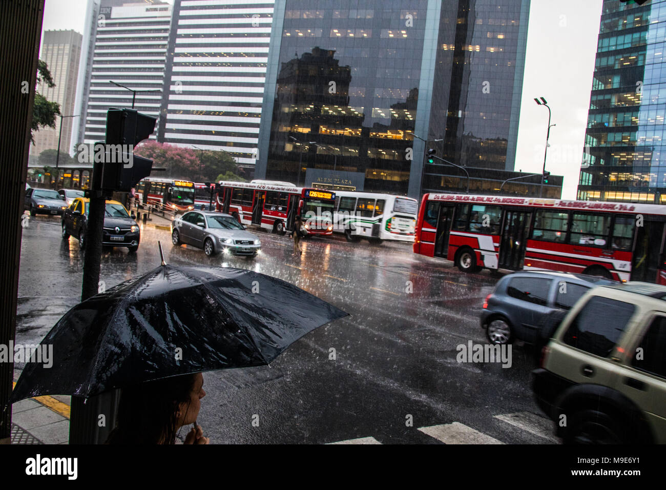 Día de lluvia en el área de Retiro de Buenos Aires, Argentina Foto de stock