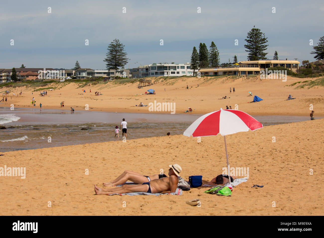 Narrabeen beach en playas del norte de Sydney, Australia Foto de stock