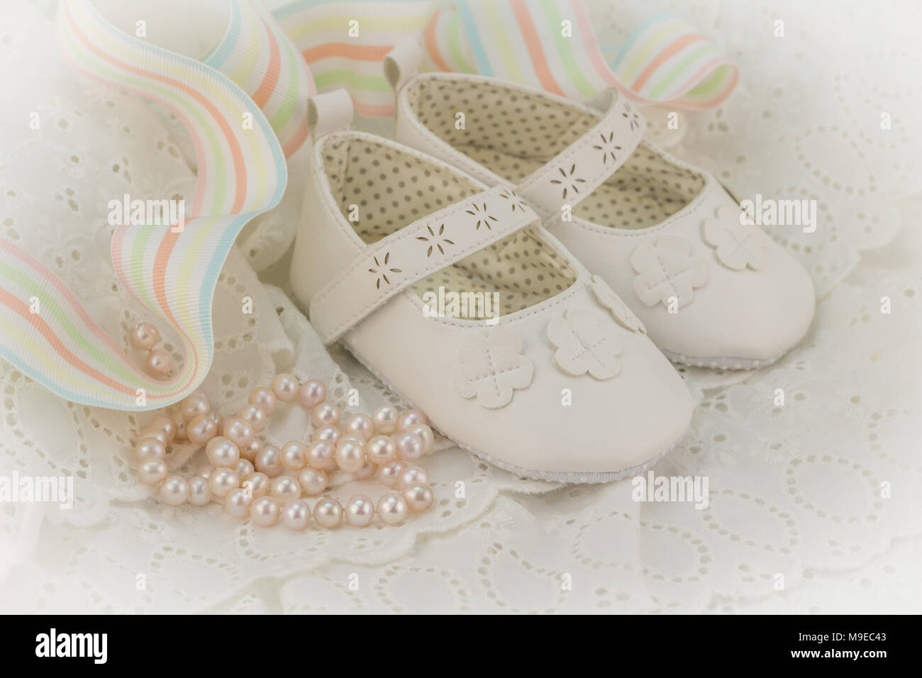 El bautismo o de invitación de cumpleaños de fondo para niña con perlas  rosadas, zapatos blancos y cinta en Vestido encaje Fotografía de stock -  Alamy