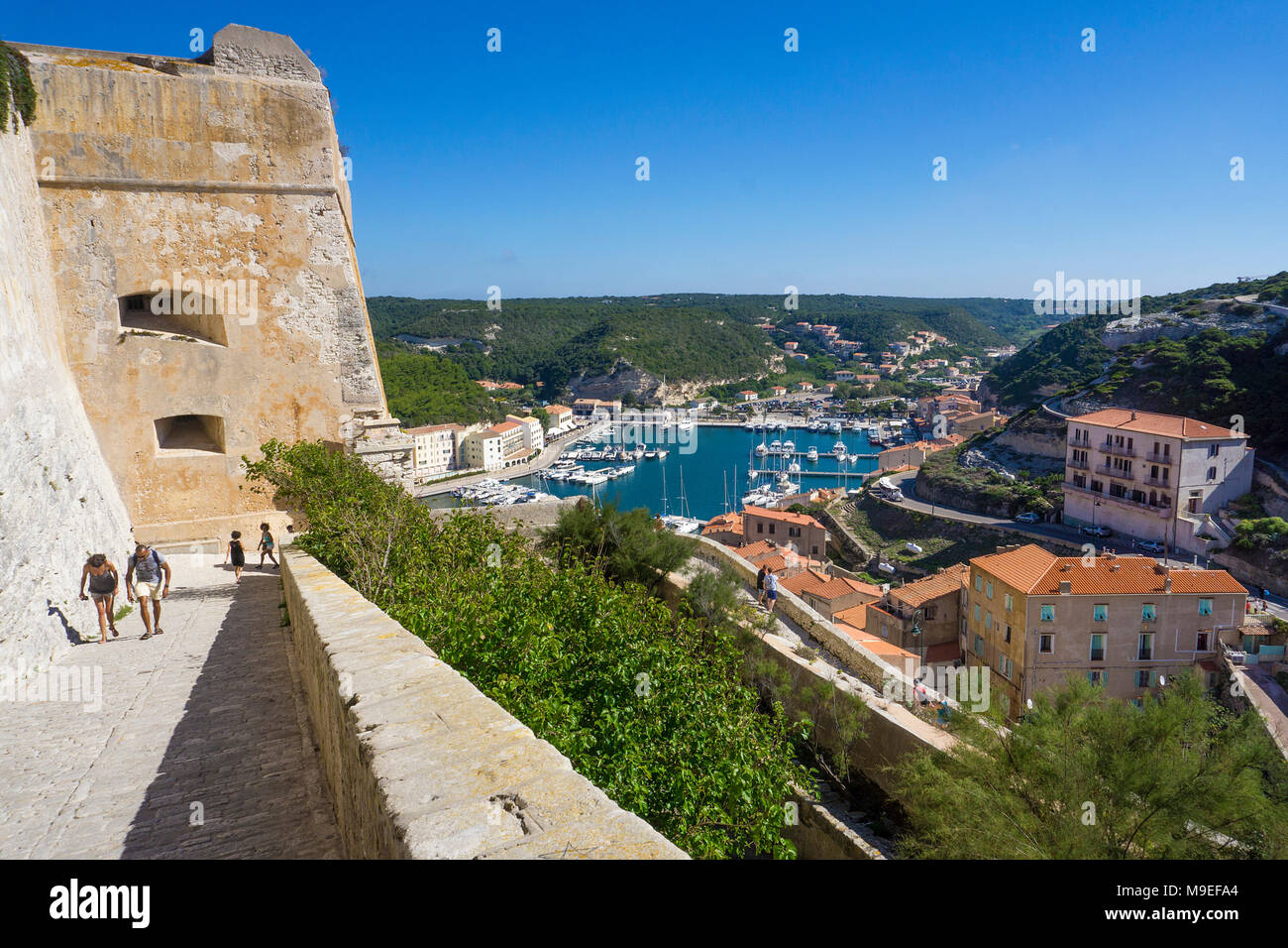 Vista desde la ciudadela en Harbor, Bonifacio, Córcega, Francia, el Mediterráneo, Europa Foto de stock
