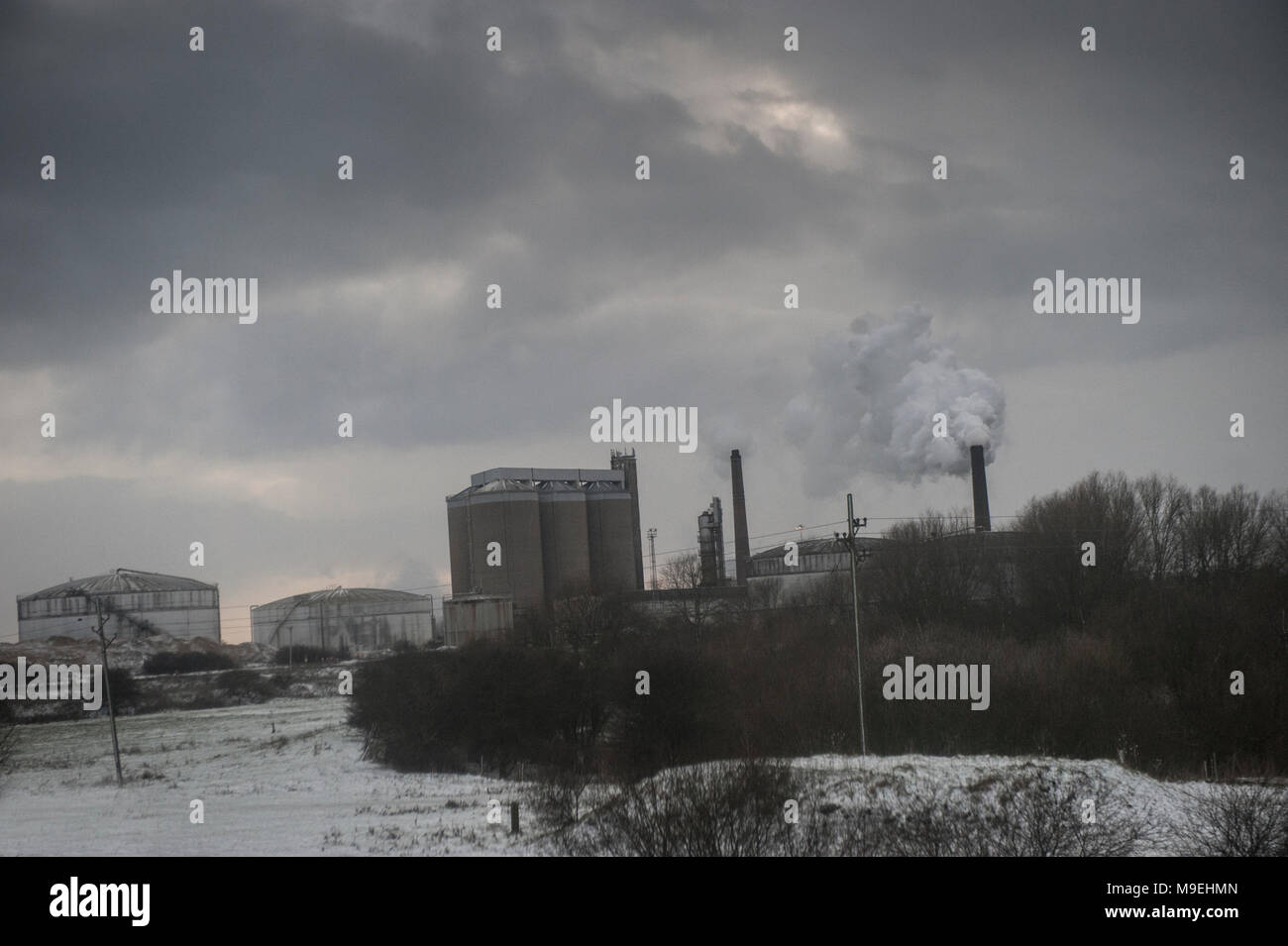 Campos nevados rodean una fábrica bombear contaminantes en el Foto de stock