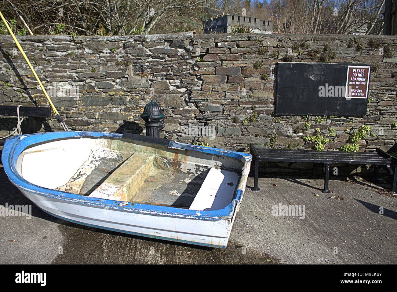 Barco salió delante de mantener claro signo y asientos en un muelle, West Cork, Irlanda Foto de stock