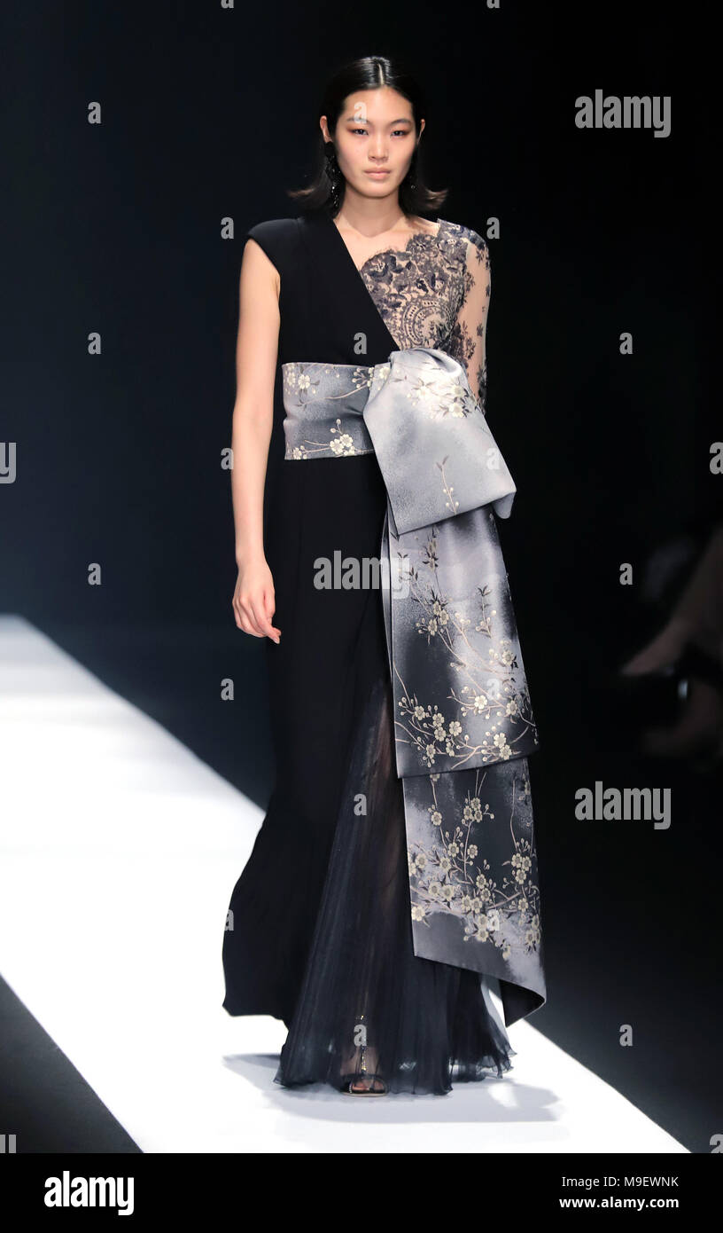 Tokio, Japón. 20 Mar, 2018. Una modelo muestra una creación del diseñador japonés Tae Ashida en su colección otoño/invierno 2018 en Tokio como parte de la Semana de la moda de Tokio el viernes, 23 de marzo de 2018. Crédito: Yoshio Tsunoda/AFLO/Alamy Live News Foto de stock