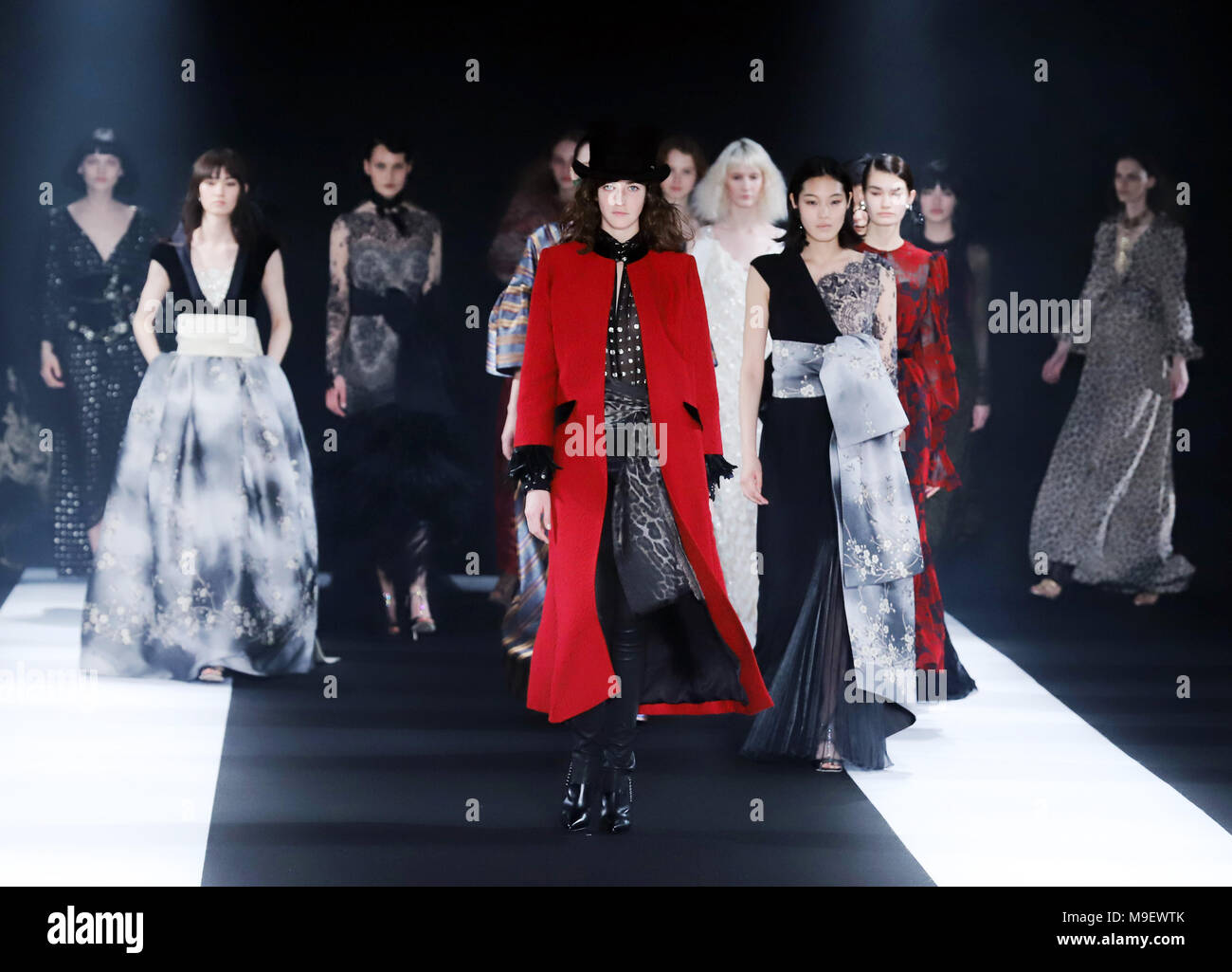 Tokio, Japón. 20 Mar, 2018. Modelos muestran las creaciones del diseñador japonés Tae Ashida en su colección otoño/invierno 2018 en Tokio como parte de la Semana de la moda de Tokio el viernes, 23 de marzo de 2018. Crédito: Yoshio Tsunoda/AFLO/Alamy Live News Foto de stock