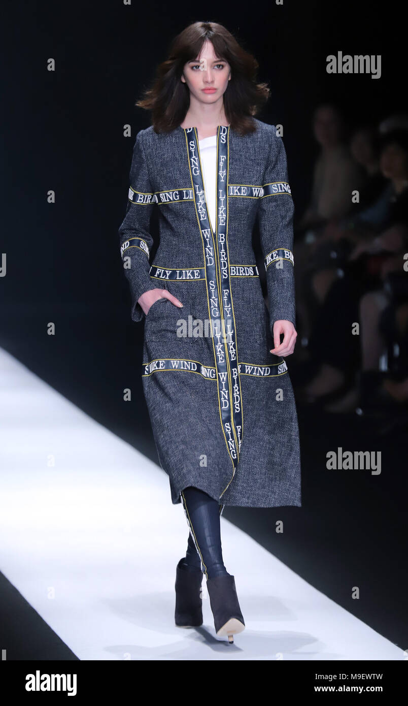Tokio, Japón. 20 Mar, 2018. Una modelo muestra una creación del diseñador japonés Tae Ashida en su colección otoño/invierno 2018 en Tokio como parte de la Semana de la moda de Tokio el viernes, 23 de marzo de 2018. Crédito: Yoshio Tsunoda/AFLO/Alamy Live News Foto de stock