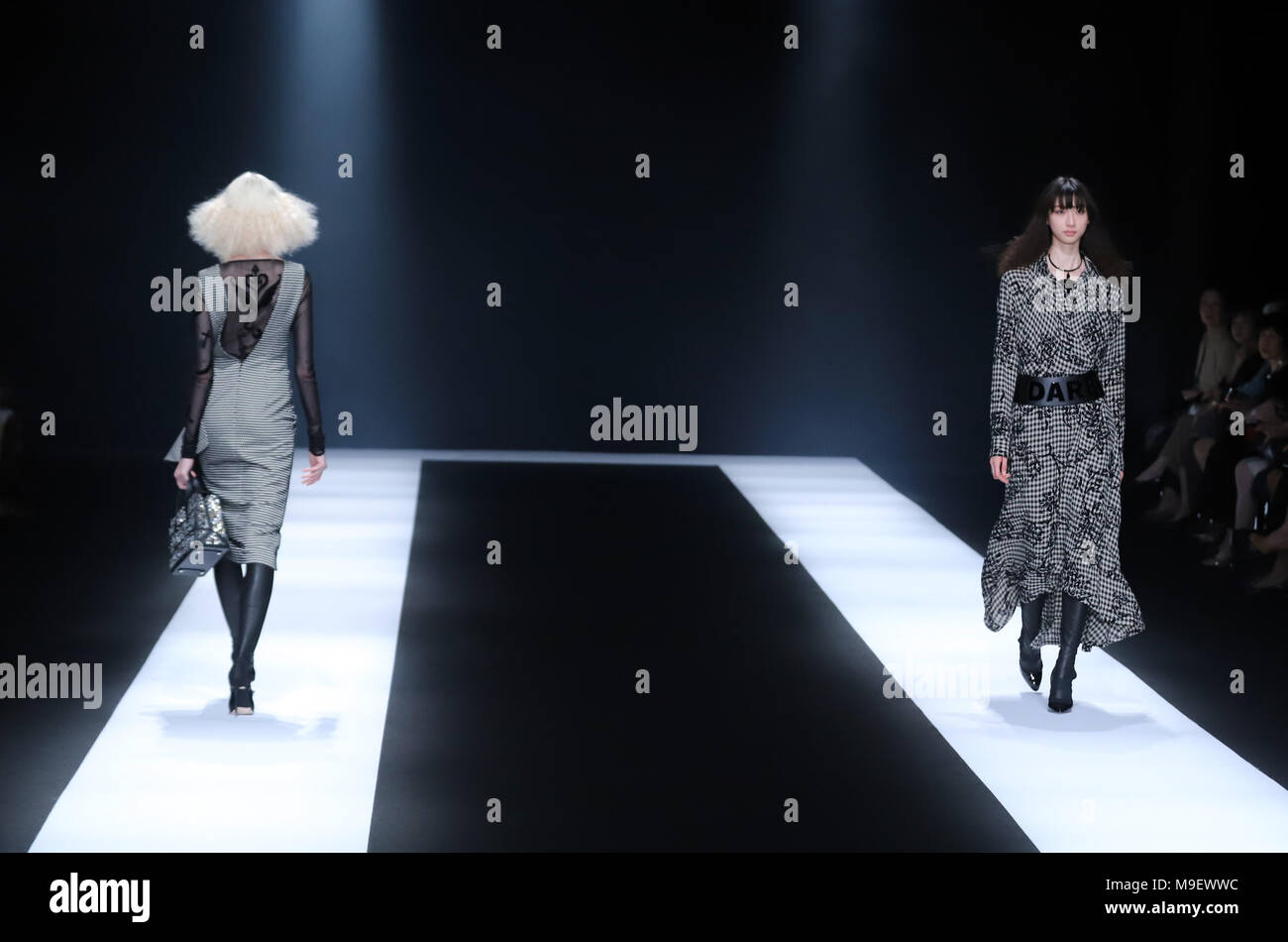 Tokio, Japón. 20 Mar, 2018. Una modelo muestra una creación del diseñador japonés Tae Ashida en su colección otoño/invierno 2018 en Tokio como parte de la Semana de la moda de Tokio el viernes, 23 de marzo de 2018. Crédito: Yoshio Tsunoda/AFLO/Alamy Live News Foto de stock