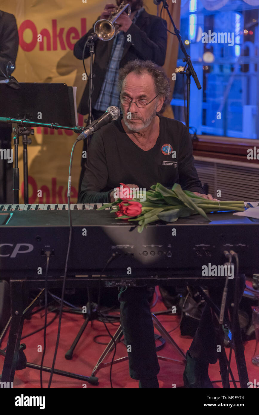 Hugo Egon Balder am teclado mit roten Tulpen auf der Bühne der Luisiana Star bei der Kultnight der Hamburger Szene Foto de stock