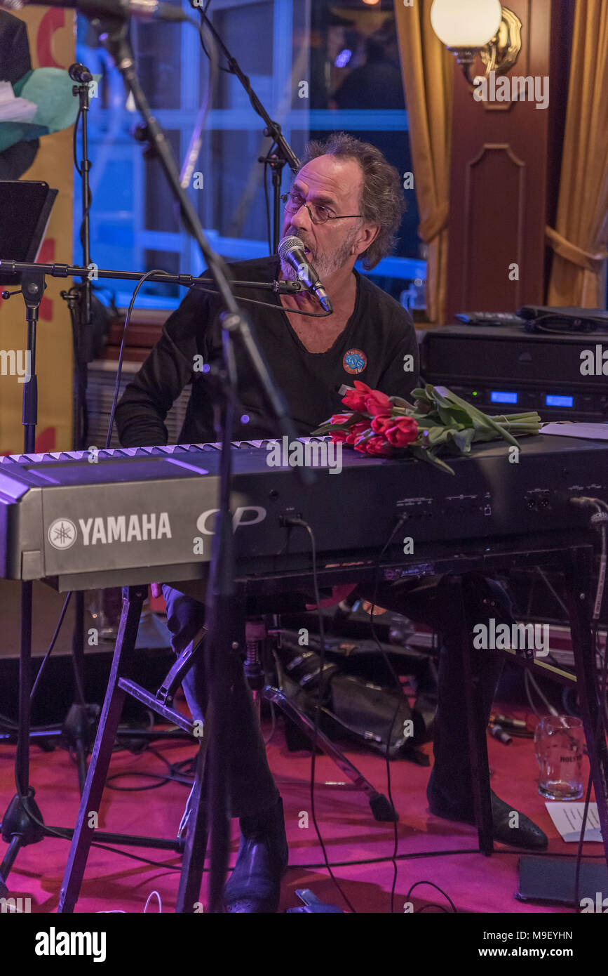 Hugo Egon Balder von Rudolf Rock und die Schocker singend am teclado mit rotem Tulpenstrauss auf der Luisiana Star bei der Kultnight der Hamburger Szene Foto de stock