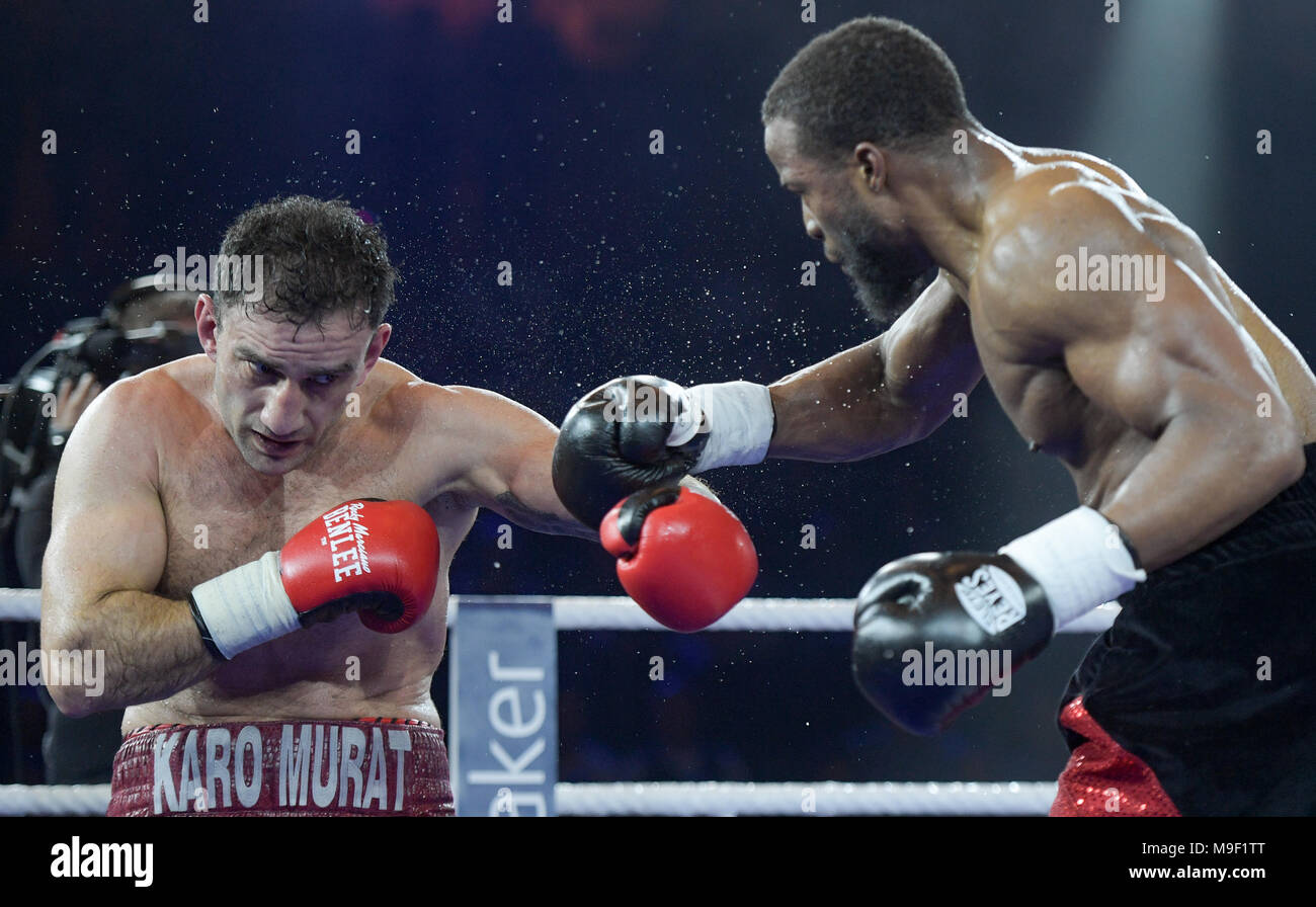 Hamburgo, Alemania. 24 Mar, 2018. 24 de marzo de 2018, en Alemania, en  Hamburgo, el boxeo profesional, IBO Light Heavyweight: boxeador  estadounidense Travis Reeves (R) pelea contra Berliner boxer Karo Murat.  Crédito: