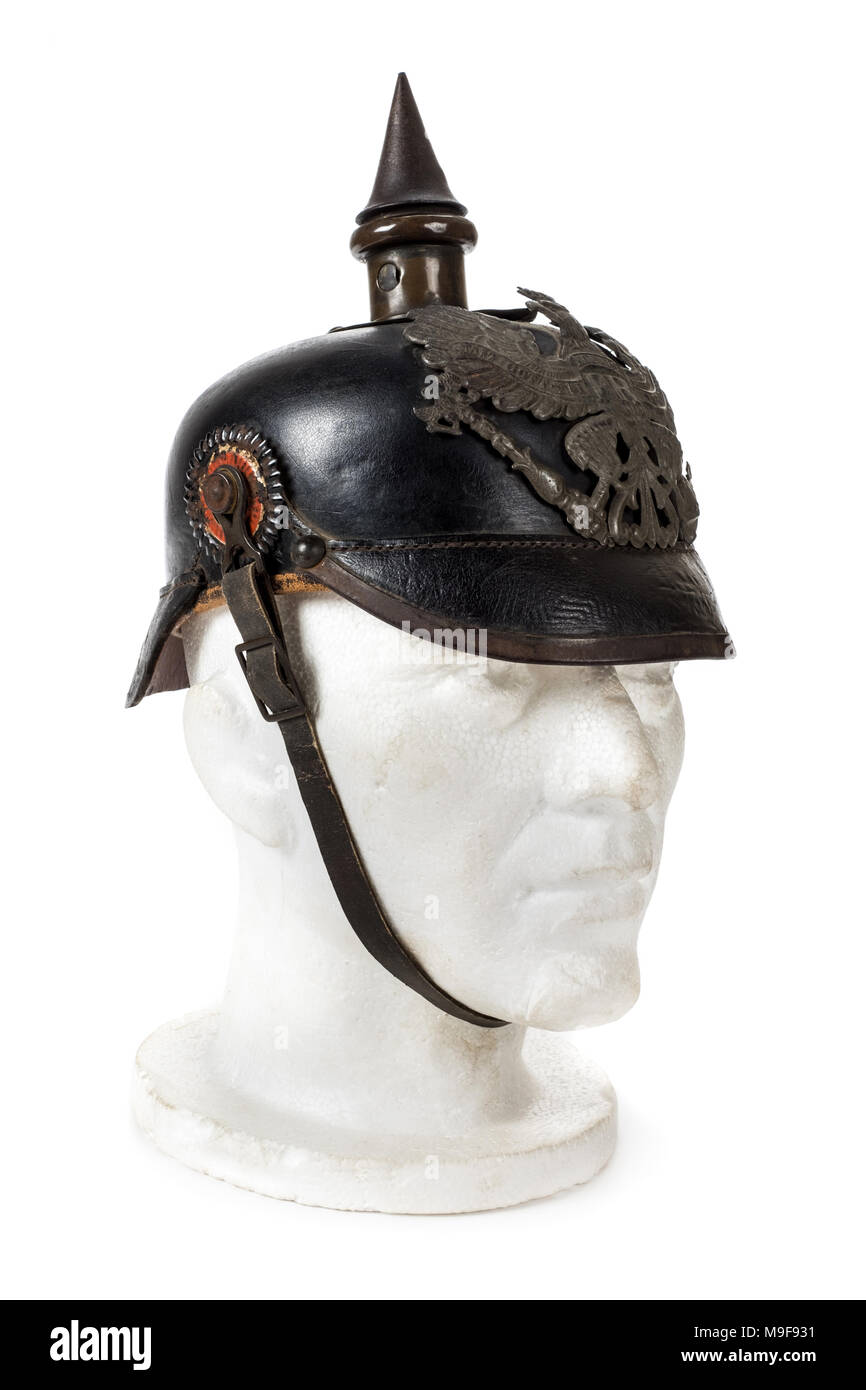 WW1 Imperial alemán Pickelhaube (spiked) casco, recuperado de un soldado de infantería alemana cerca de Villers-Bretonneux, Francia en 1918. Foto de stock