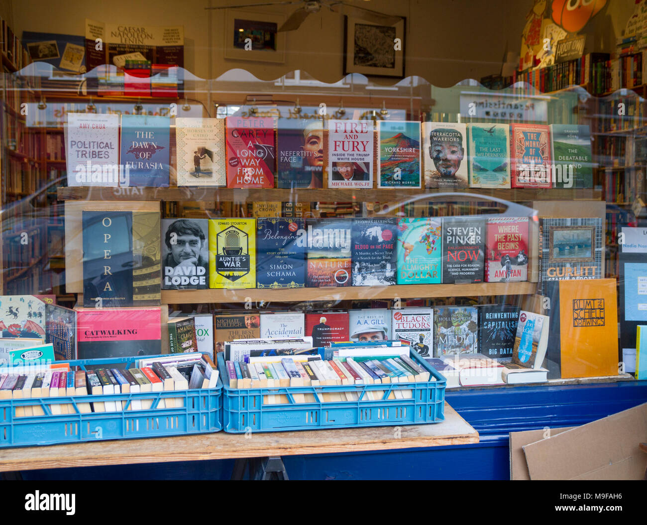 Libros de Primrose Hill, antiguo librería, la librería con cajas de libros  de segunda mano fuera de apilado, Londres, Reino Unido la ventana Mostrar  libro concepto de lectura Fotografía de stock -