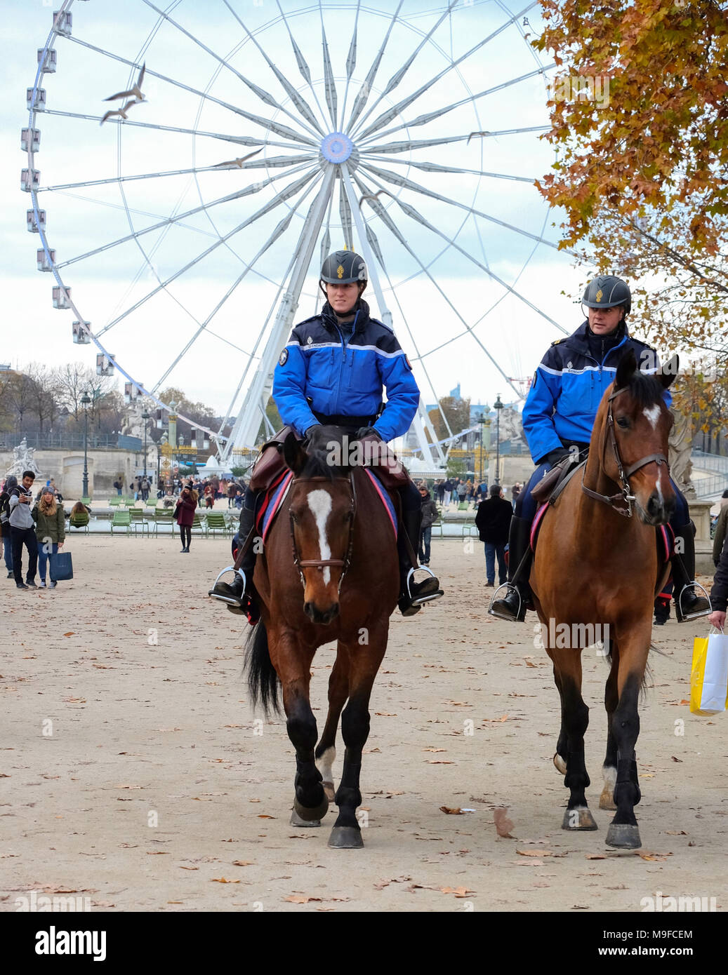 París, Francia - Septiembre de 2017: Dos gendarmes a caballo en el jardín de las Tuileries. París, Francia Foto de stock