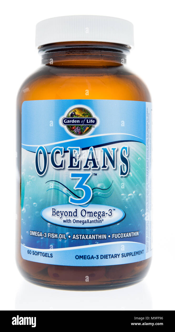 Winneconne, WI - 21 de marzo de 2018: una botella de los océanos 3 de aceite de pescado en una aislada de fondo. Foto de stock