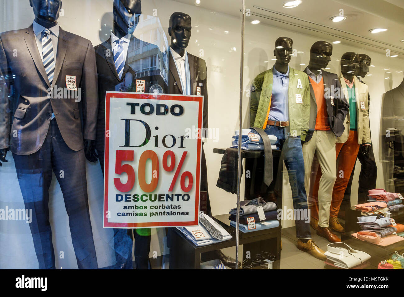 Buenos Aires Argentina,Microcentro,ventana de tienda,ropa para  hombre,trajes,ropa,mannequins,signo,Dior,venta de diseñador,mitad de  precio,50% descuento,reflexión,su Fotografía de stock - Alamy