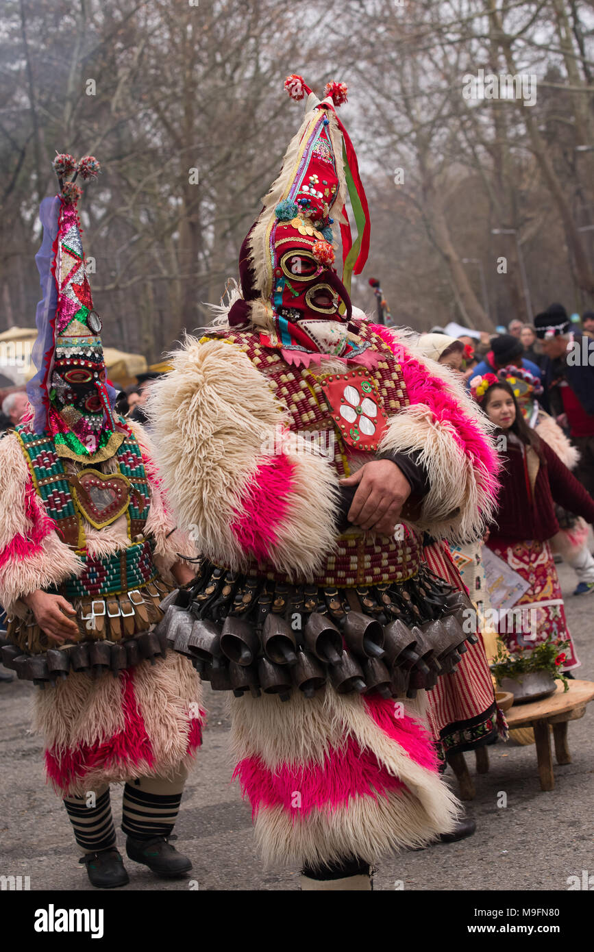 La gente en el tradicional carnaval kuker festival Kukeri kukerlandia disfraces en Yambol, Bulgaria Foto de stock